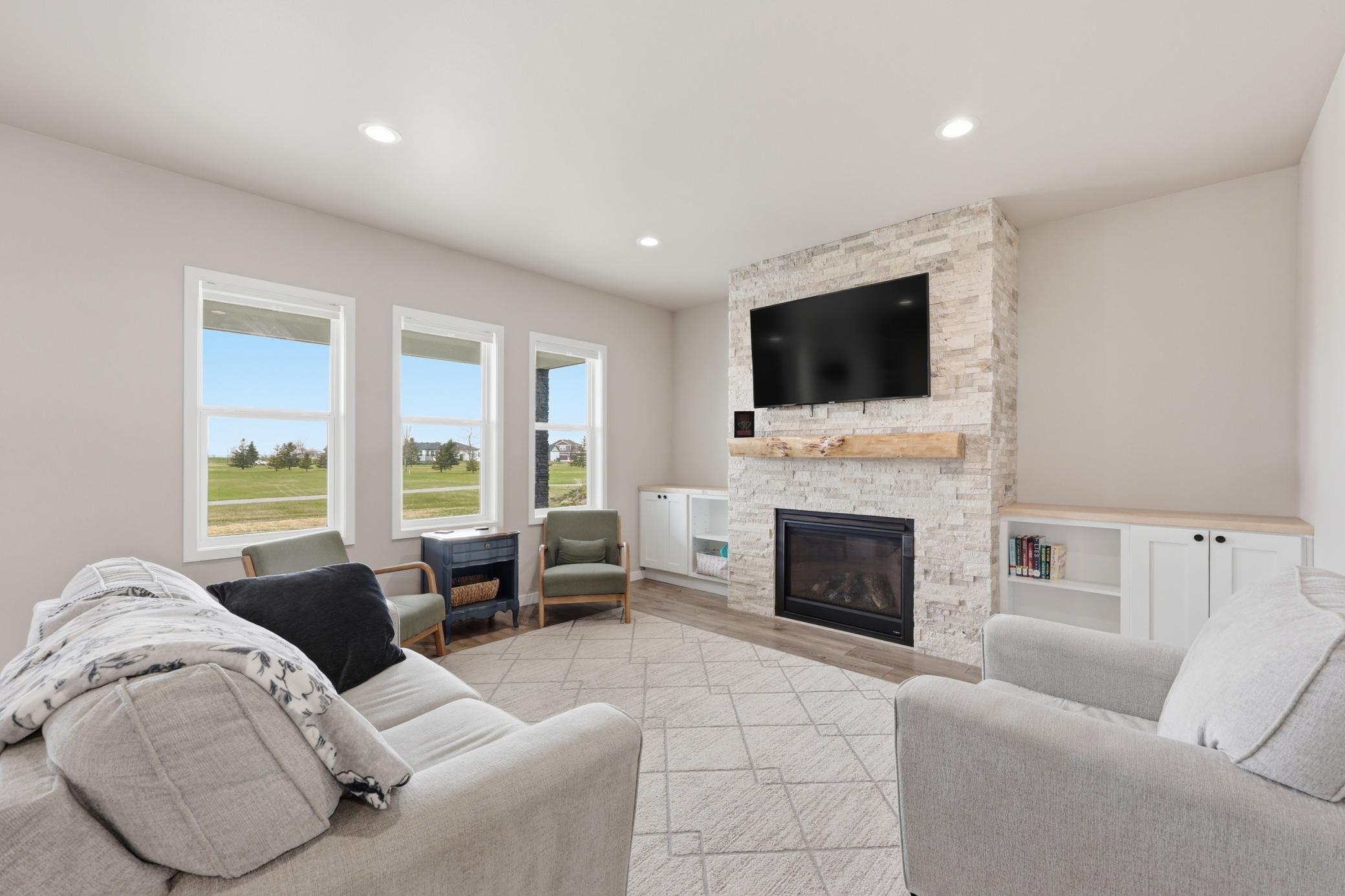 2024 single family home for sale at 102 Annies Way in Mapleton, ND — 5 bed, 4 bath (photo 5 of 55)