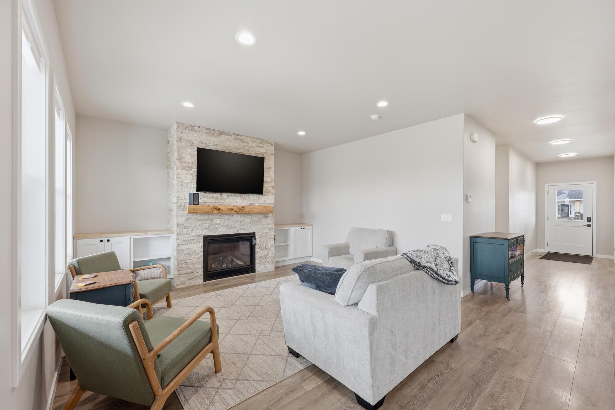 2024 single family home for sale at 102 Annies Way in Mapleton, ND — 5 bed, 4 bath (photo 6 of 55)
