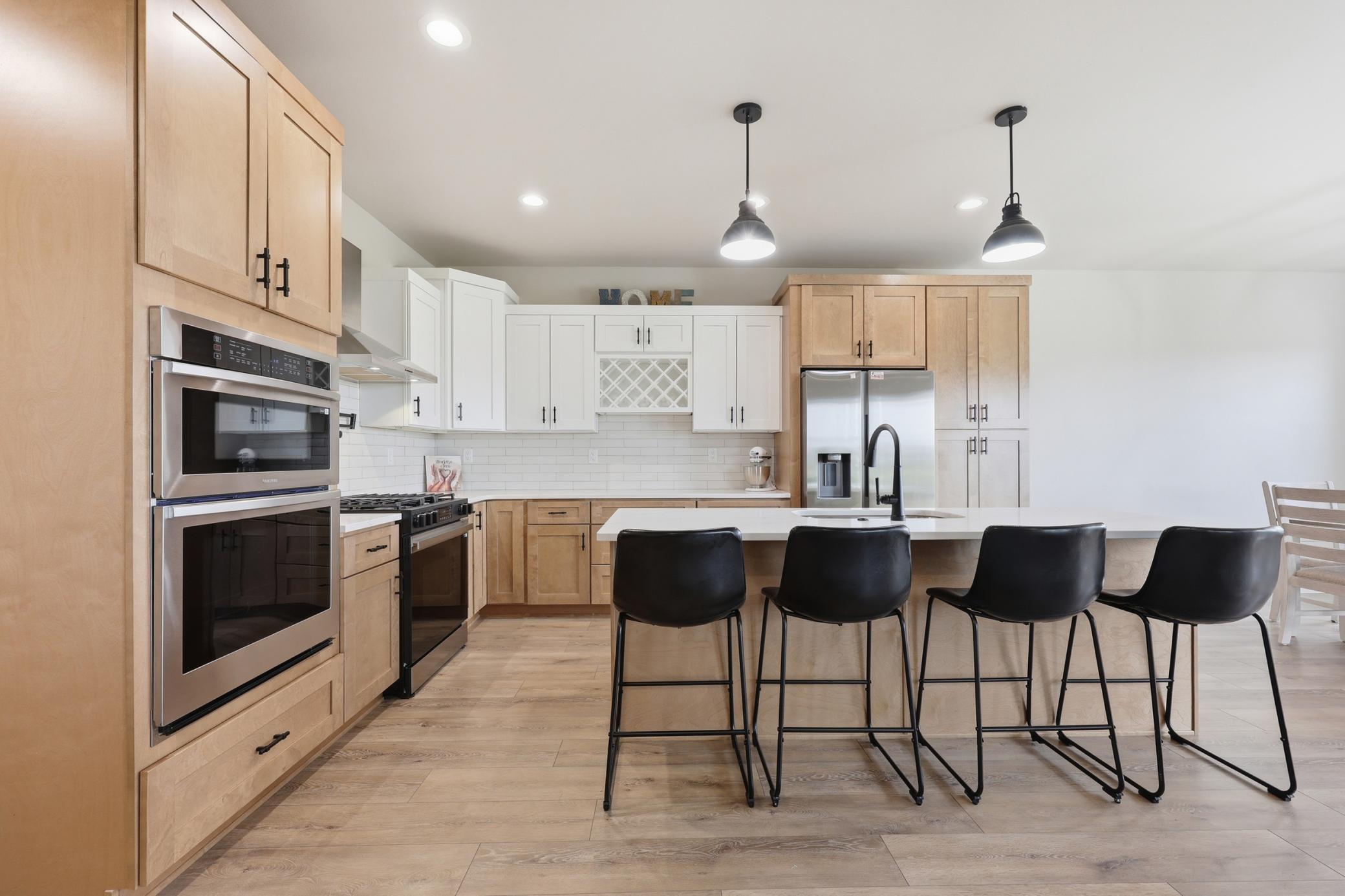 2024 single family home for sale at 102 Annies Way in Mapleton, ND — 5 bed, 4 bath (photo 9 of 55)