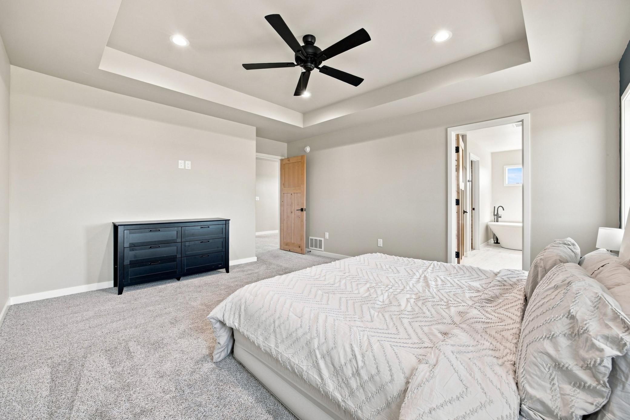 2024 single family home for sale at 102 Annies Way in Mapleton, ND — 5 bed, 4 bath (photo 15 of 47)
