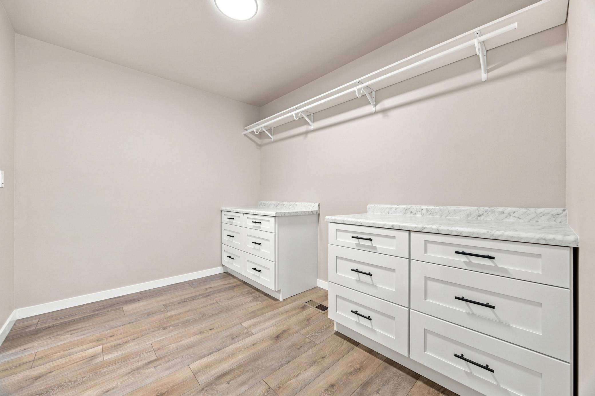 2024 single family home for sale at 102 Annies Way in Mapleton, ND — 5 bed, 4 bath (photo 18 of 47)