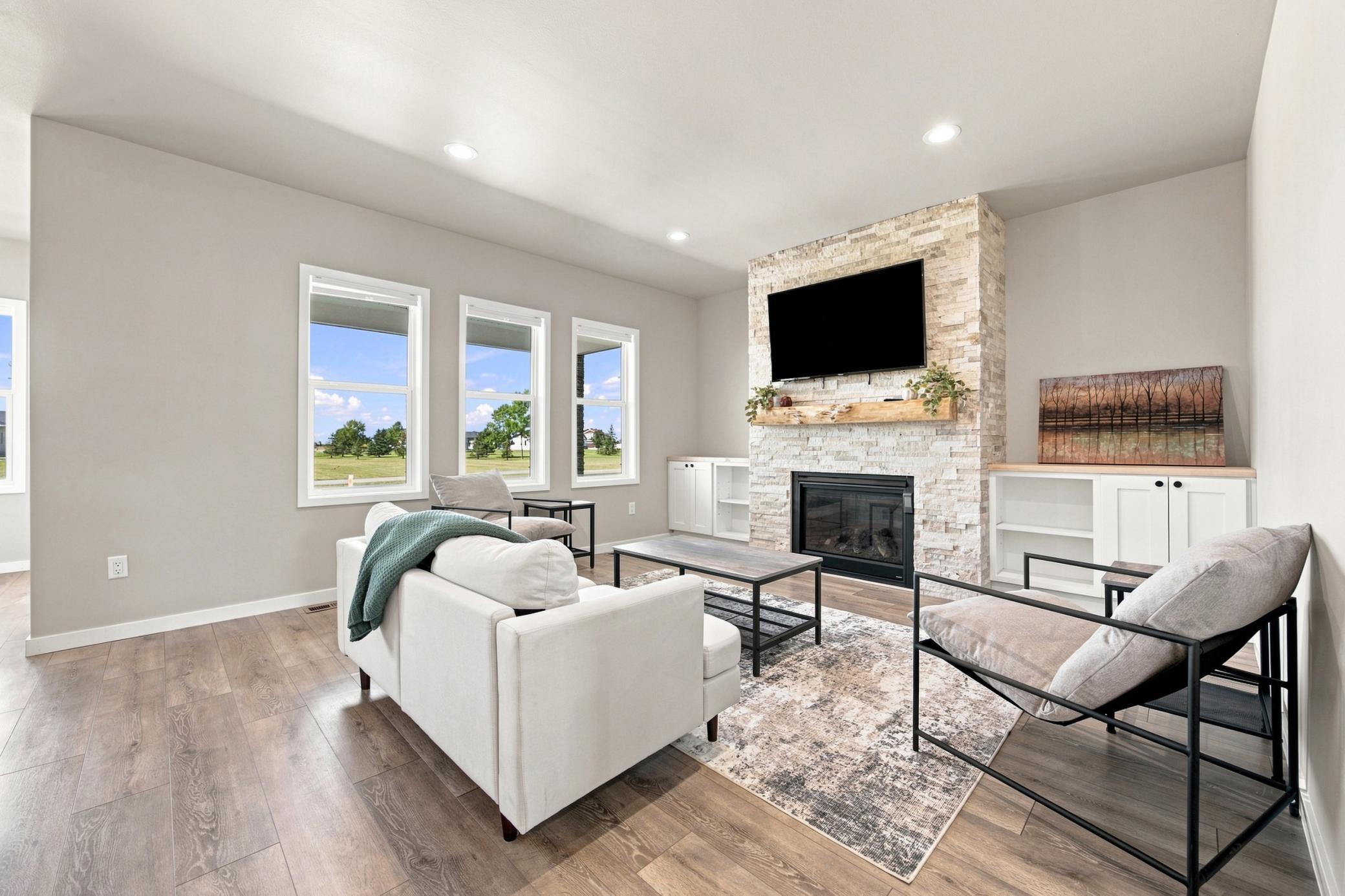2024 single family home for sale at 102 Annies Way in Mapleton, ND — 5 bed, 4 bath (photo 4 of 47)
