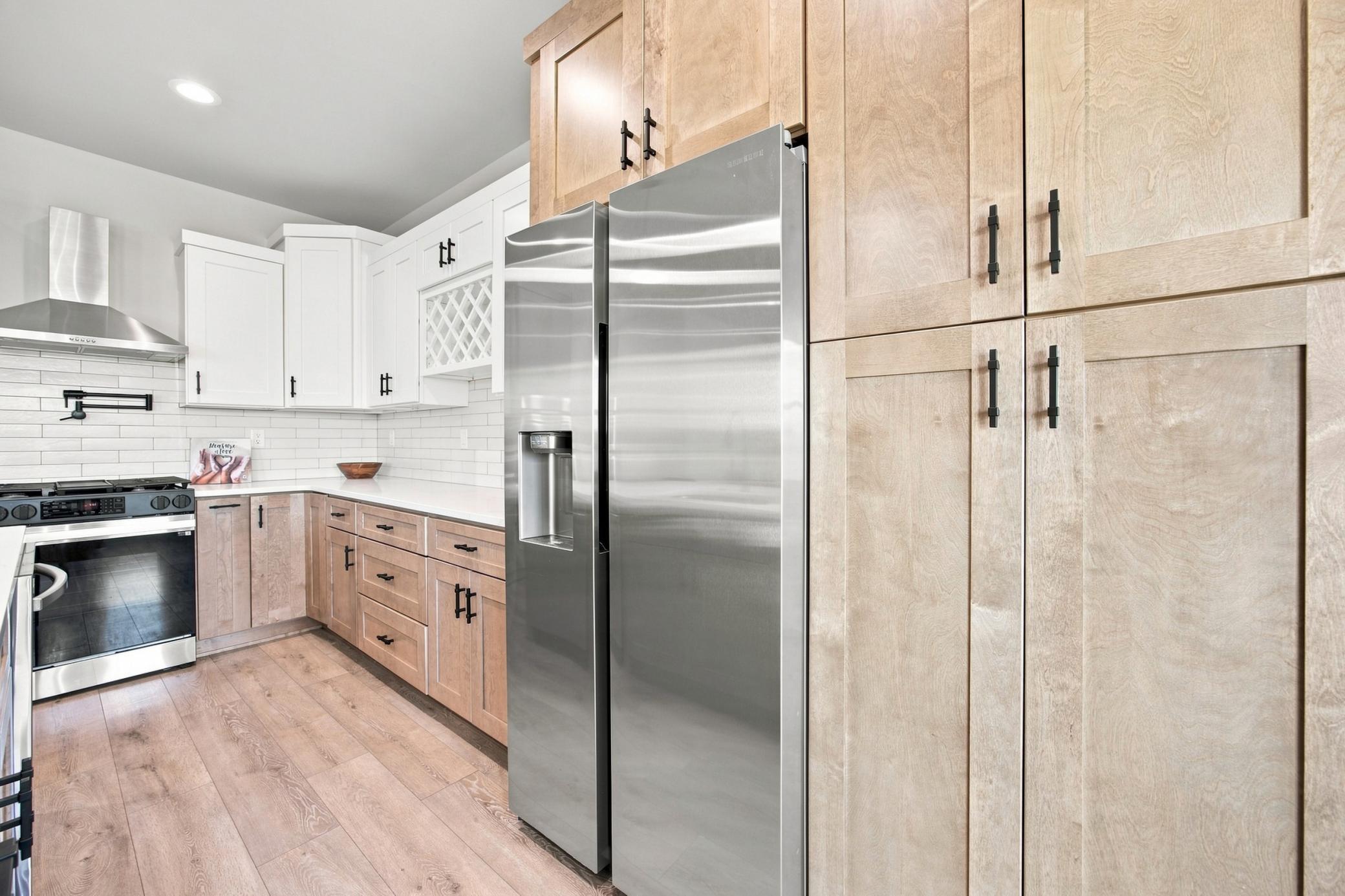 2024 single family home for sale at 102 Annies Way in Mapleton, ND — 5 bed, 4 bath (photo 8 of 47)