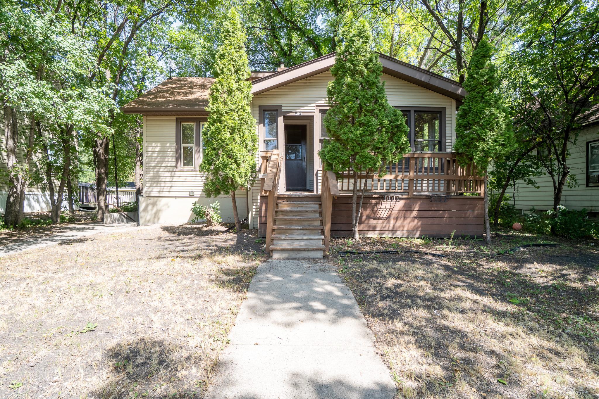1916 single family home for sale at 915 College Street N in Fargo, ND — 5 bed, 3 bath