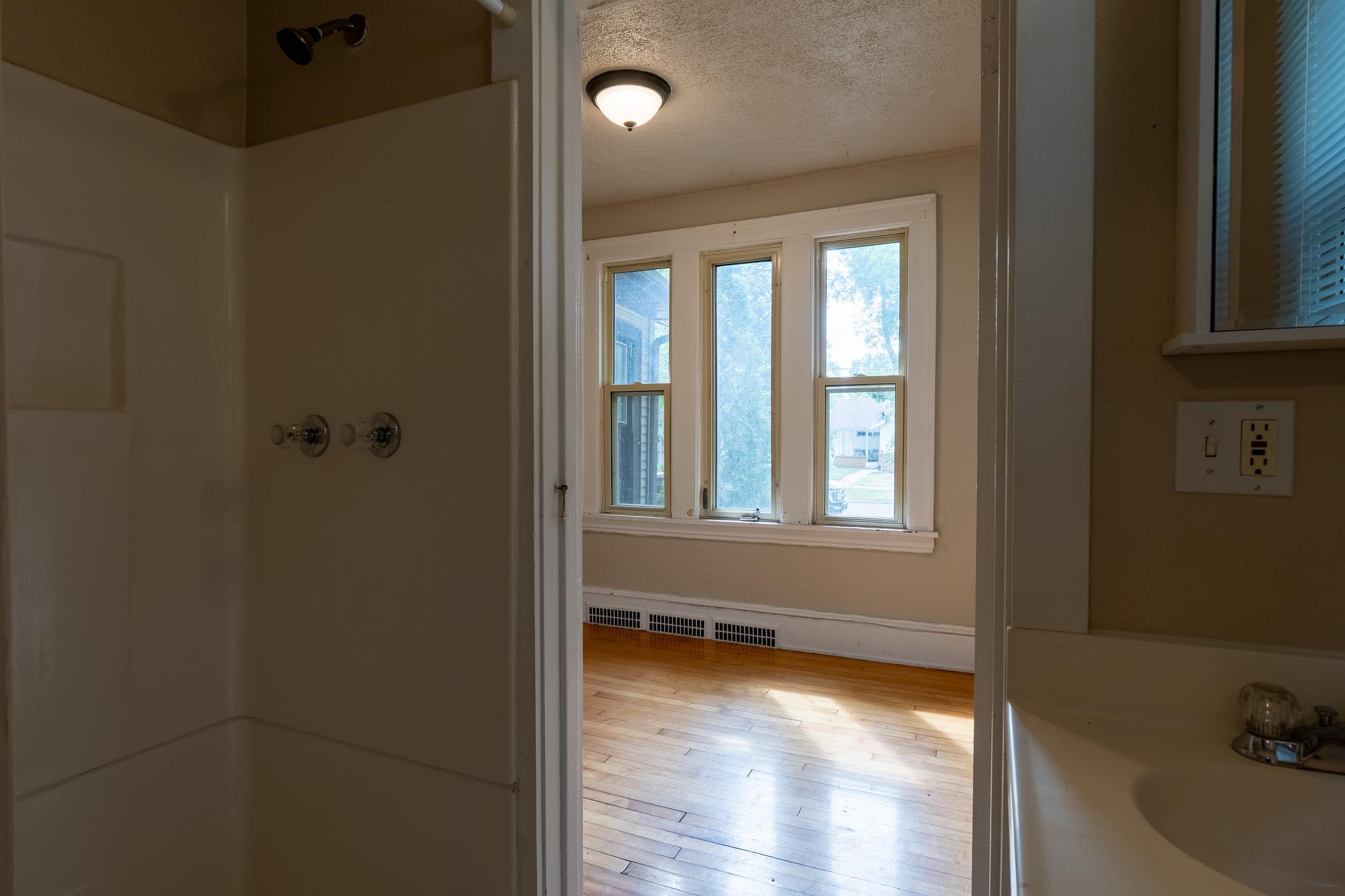1916 single family home for sale at 915 College Street N in Fargo, ND — 5 bed, 3 bath (photo 12 of 30)