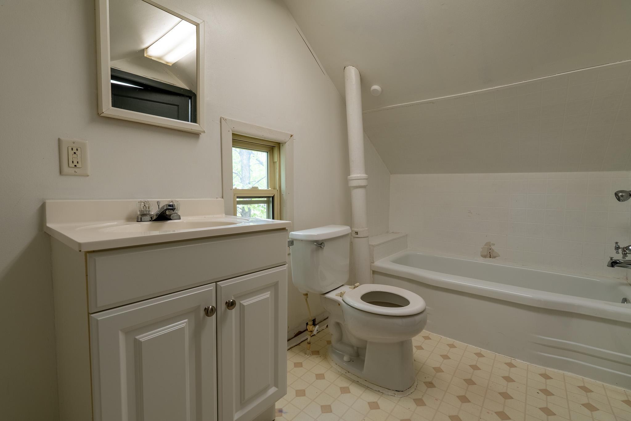 1916 single family home for sale at 915 College Street N in Fargo, ND — 5 bed, 3 bath (photo 17 of 30)