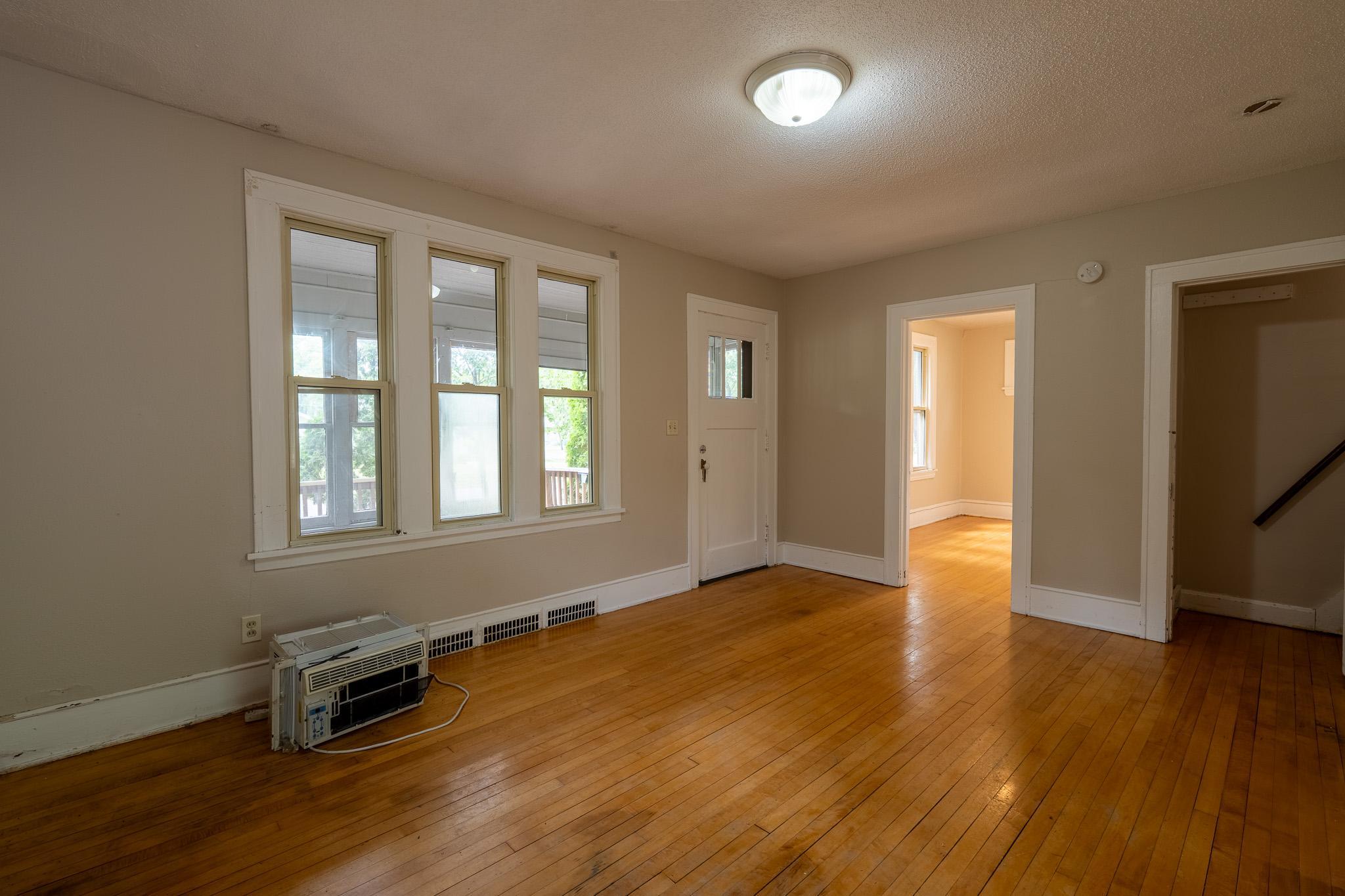 1916 single family home for sale at 915 College Street N in Fargo, ND — 5 bed, 3 bath (photo 5 of 30)