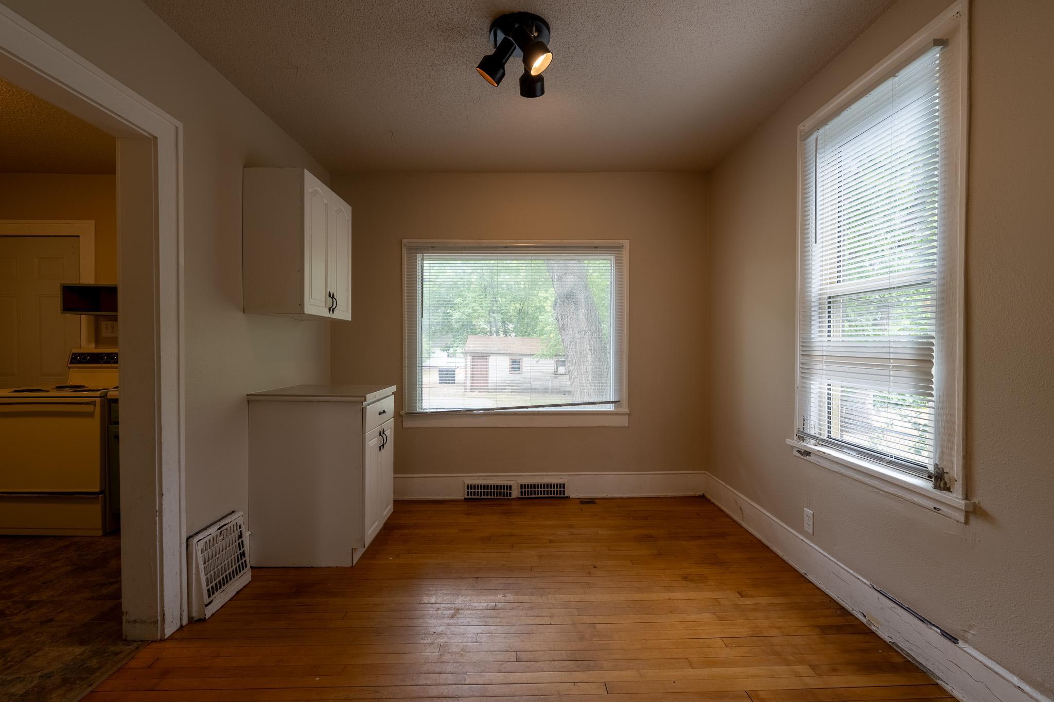 1916 single family home for sale at 915 College Street N in Fargo, ND — 5 bed, 3 bath (photo 6 of 30)