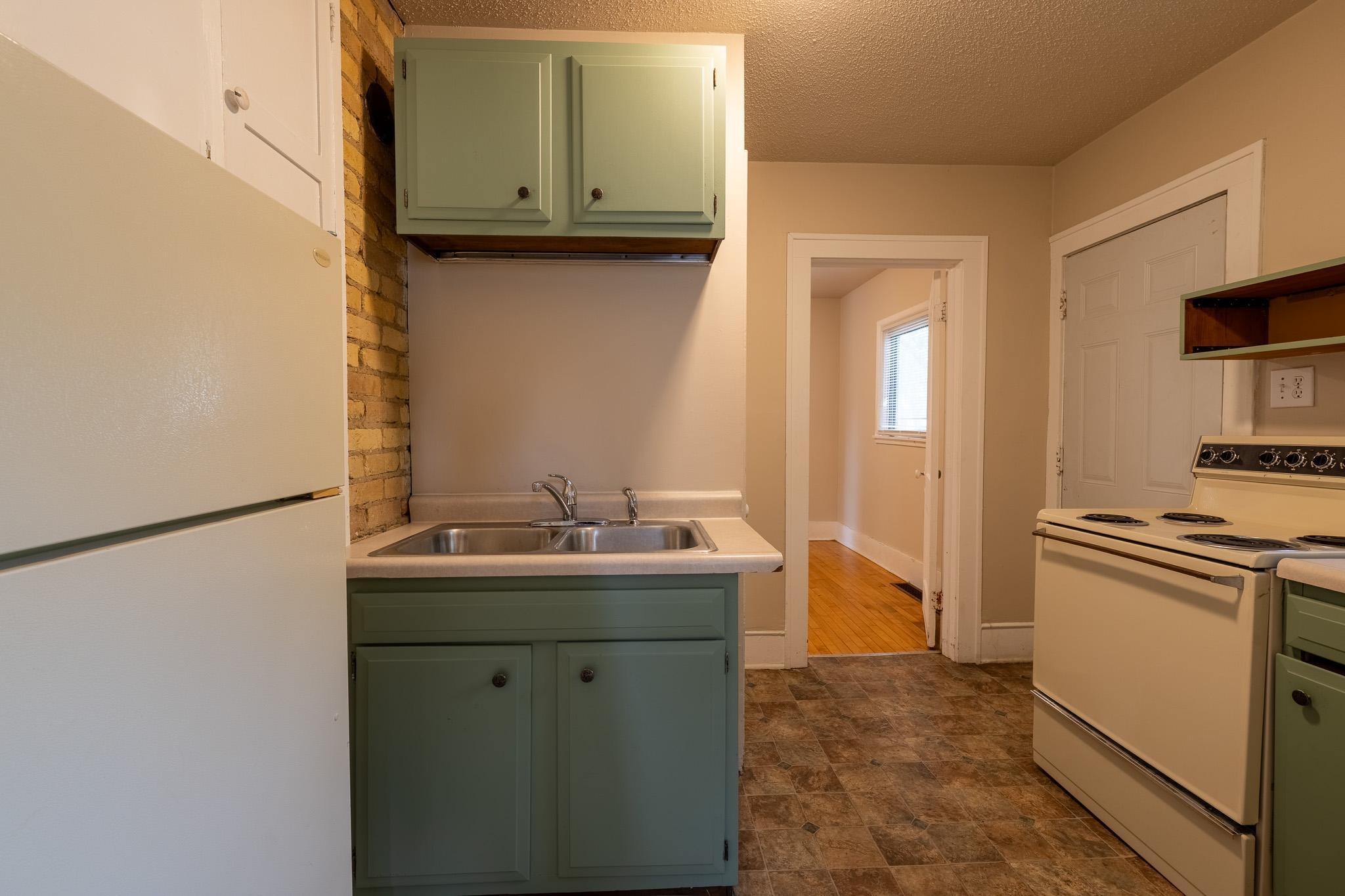 1916 single family home for sale at 915 College Street N in Fargo, ND — 5 bed, 3 bath (photo 7 of 30)