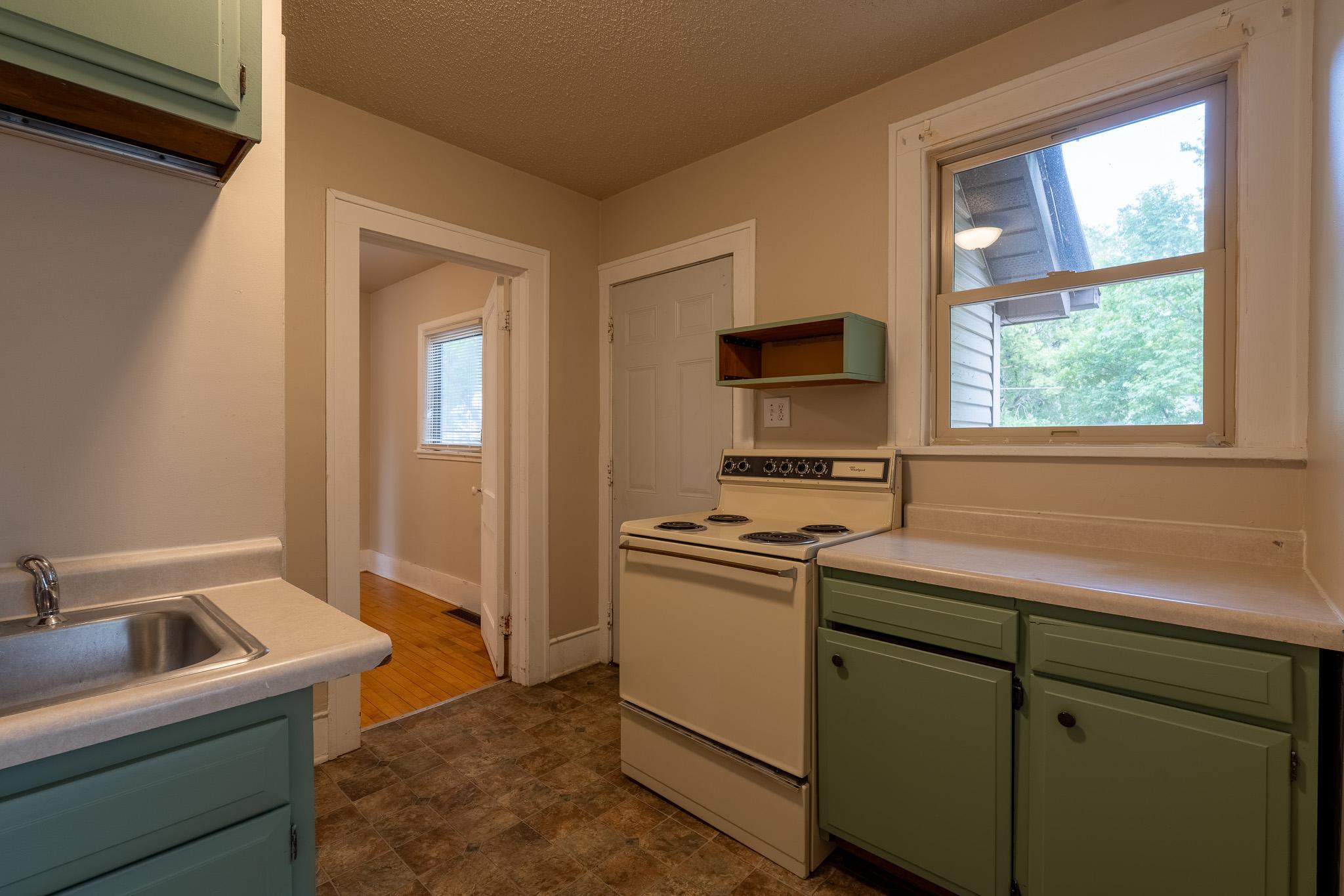 1916 single family home for sale at 915 College Street N in Fargo, ND — 5 bed, 3 bath (photo 8 of 30)