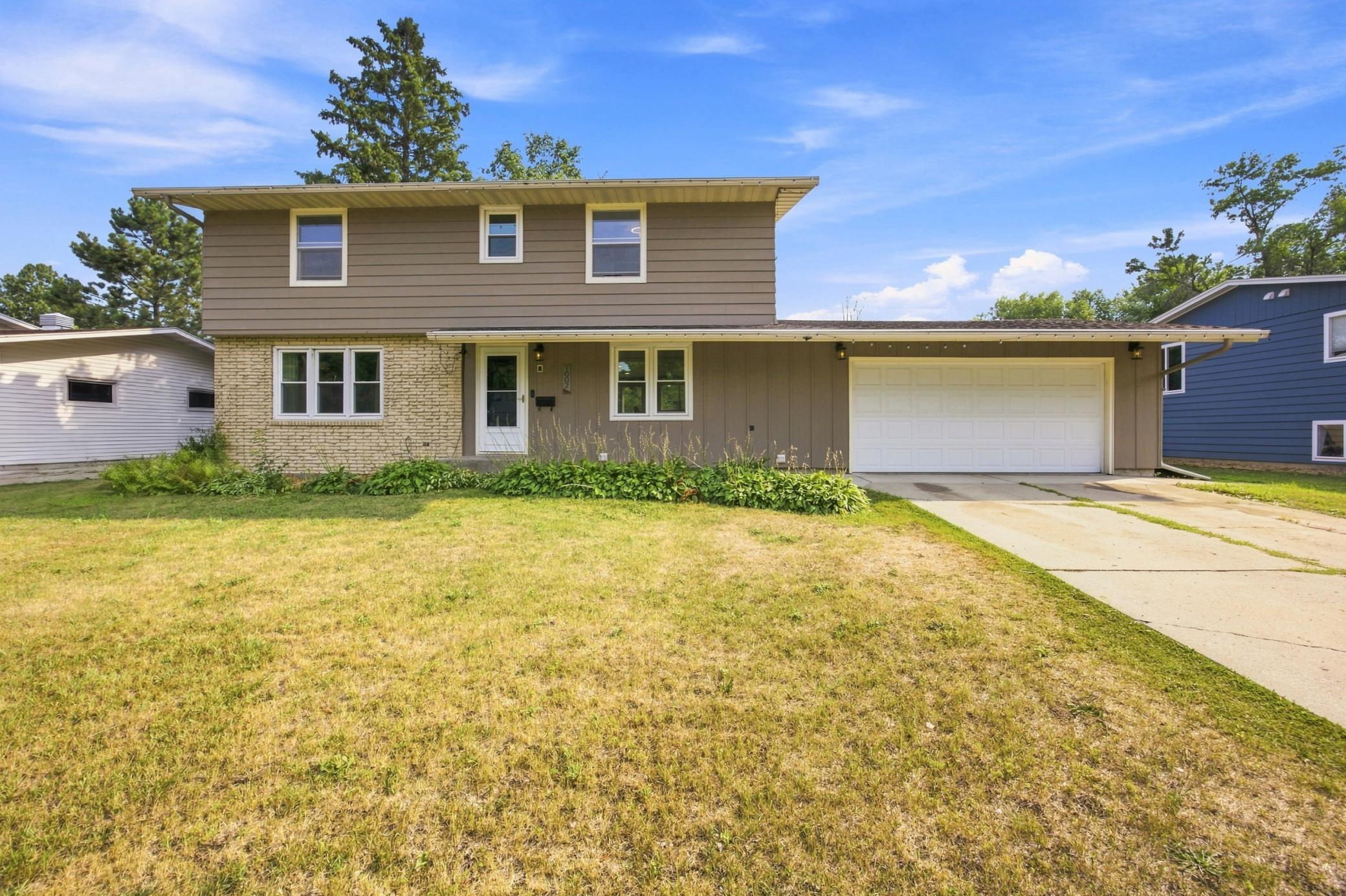 1963 single family home for sale at 1002 24th Avenue S in Fargo, ND — 4 bed, 3 bath