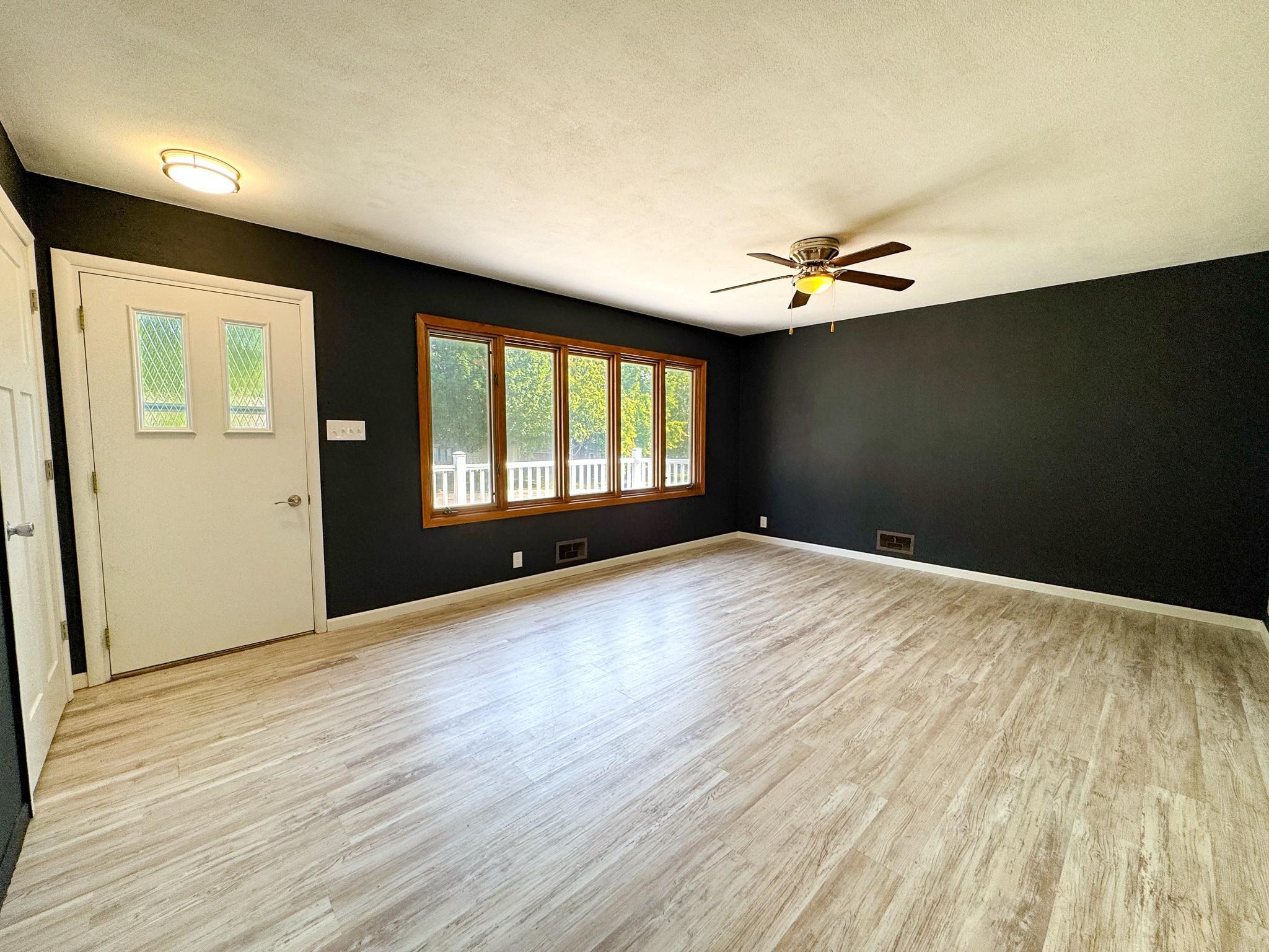 1960 single family home for sale at 518 E Saint Charles Avenue in Fergus Falls, MN — 3 bed, 2 bath (photo 4 of 44)