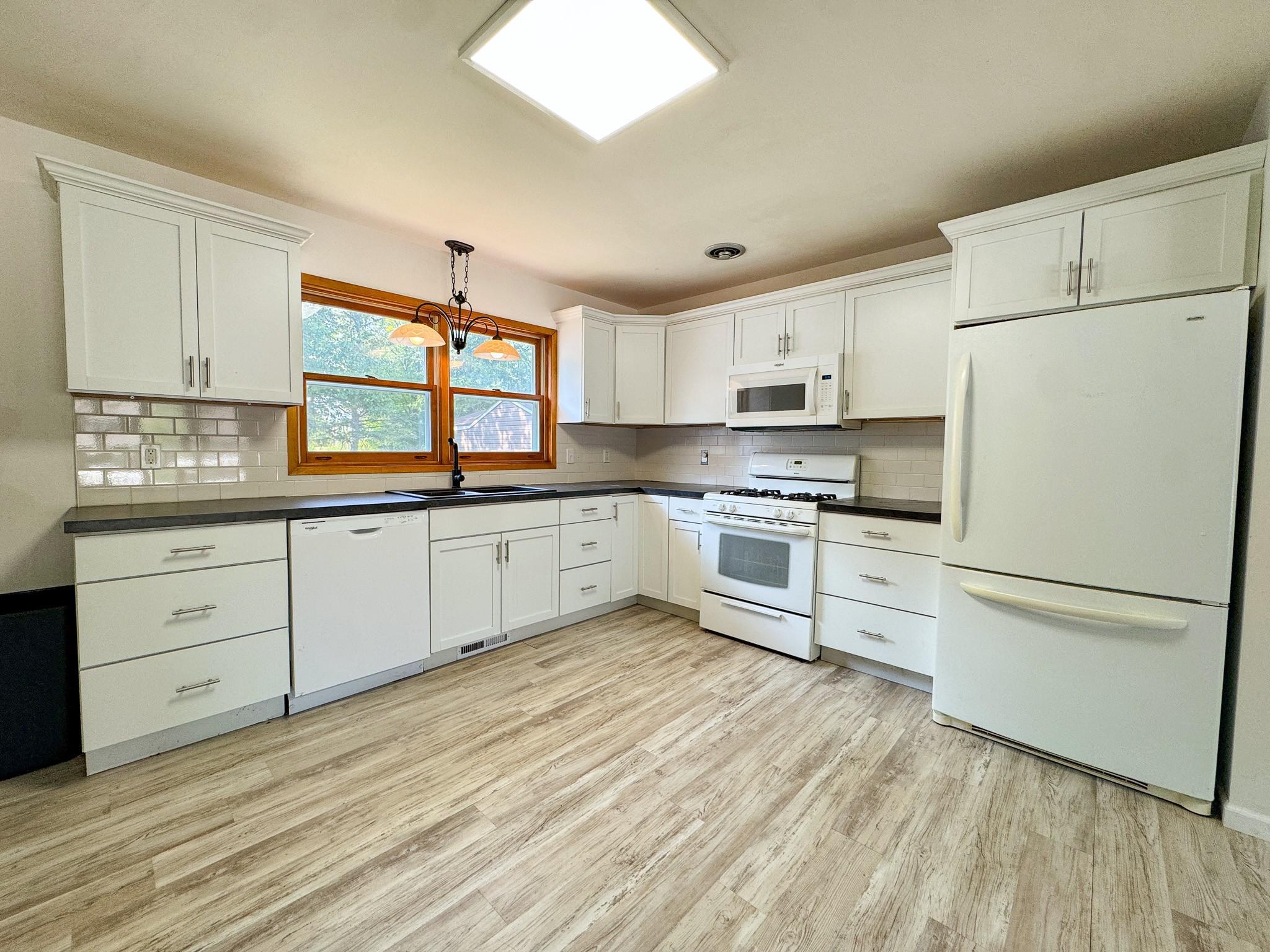 1960 single family home for sale at 518 E Saint Charles Avenue in Fergus Falls, MN — 3 bed, 2 bath (photo 7 of 44)
