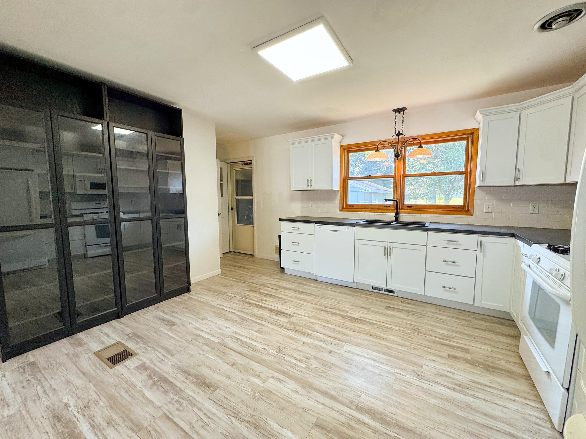 1960 single family home for sale at 518 E Saint Charles Avenue in Fergus Falls, MN — 3 bed, 2 bath (photo 8 of 44)