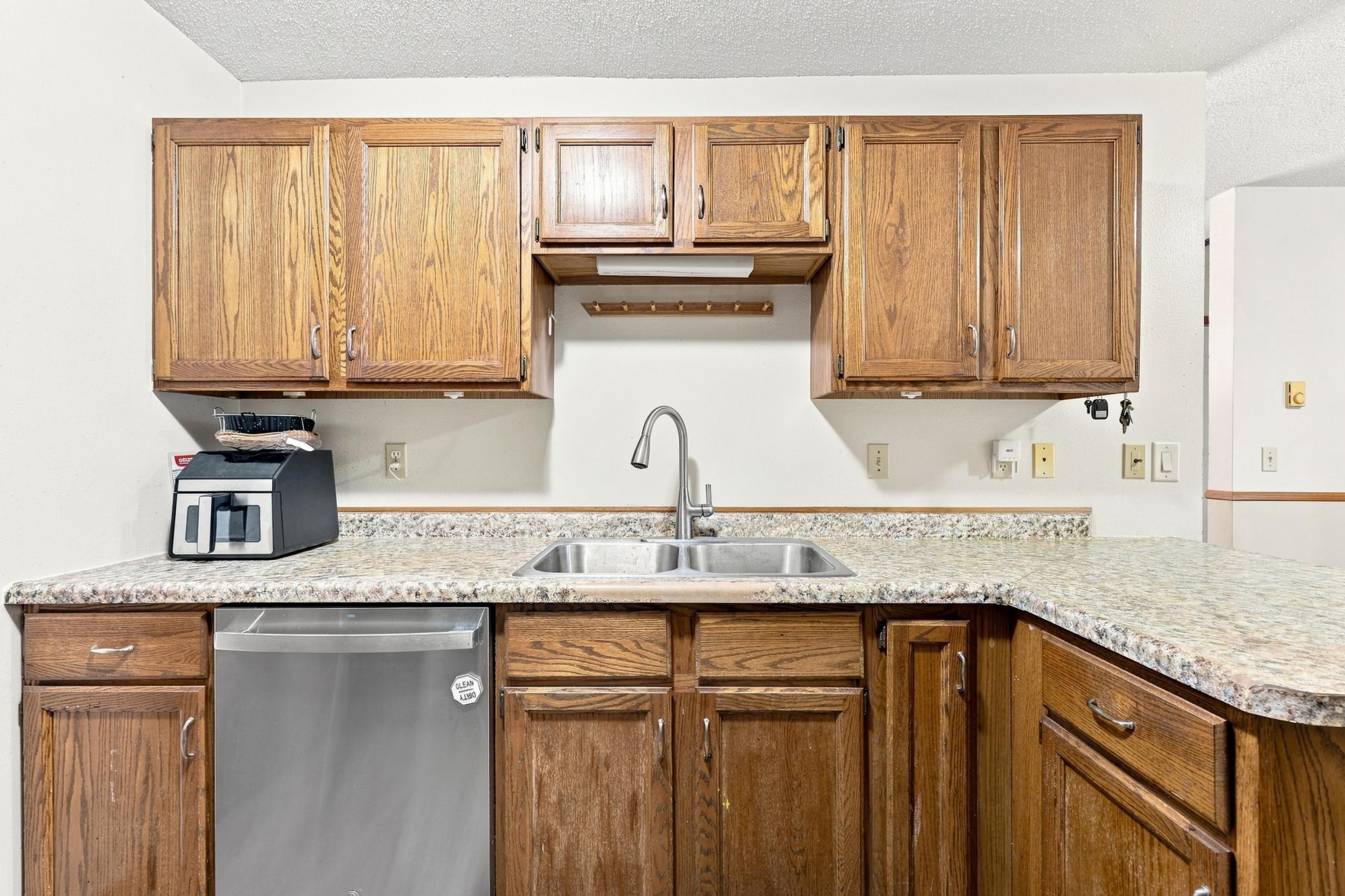 1983 townhouse for sale at 222 19th Street E in West Fargo, ND — 3 bed, 2 bath (photo 11 of 28)