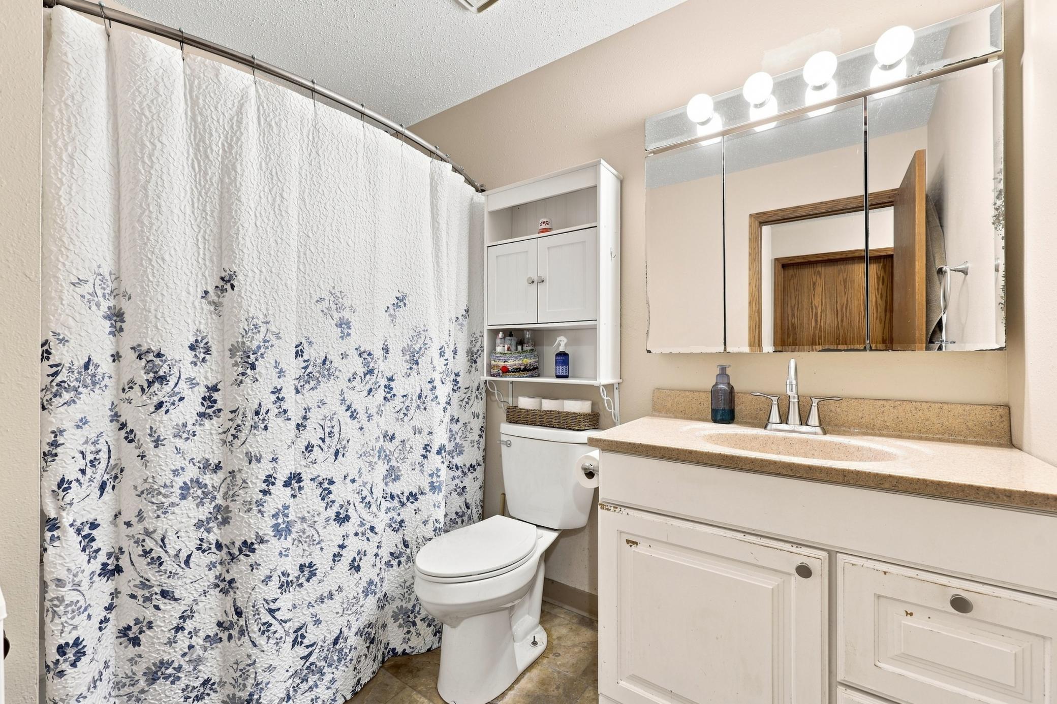 1983 townhouse for sale at 222 19th Street E in West Fargo, ND — 3 bed, 2 bath (photo 19 of 28)