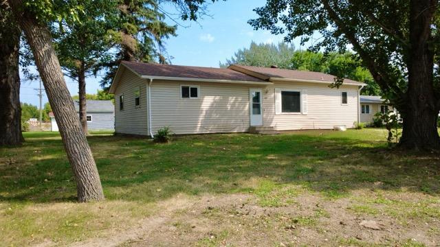 1960 single family home for sale at 205 9th Avenue E in Lisbon, ND — 3 bed, 2 bath (photo 3 of 31)