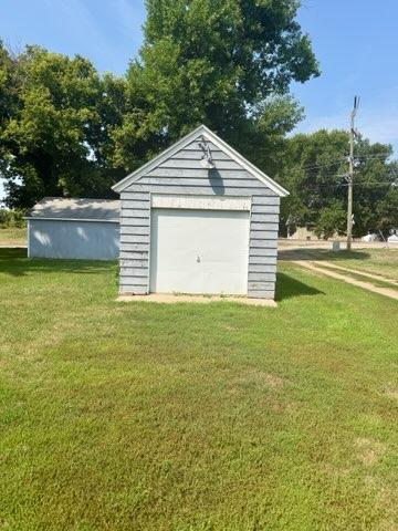 1960 single family home for sale at 205 9th Avenue E in Lisbon, ND — 3 bed, 2 bath (photo 28 of 31)