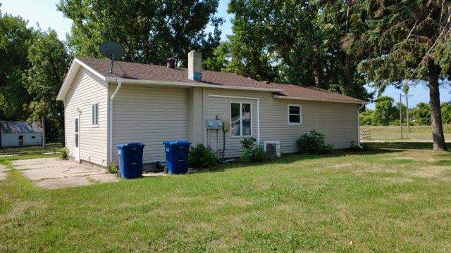 1960 single family home for sale at 205 9th Avenue E in Lisbon, ND — 3 bed, 2 bath (photo 4 of 31)