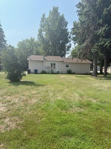1960 single family home for sale at 205 9th Avenue E in Lisbon, ND — 3 bed, 2 bath (photo 5 of 31)