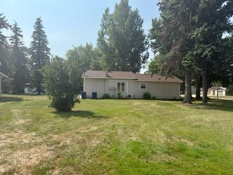 1960 single family home for sale at 205 9th Avenue E in Lisbon, ND — 3 bed, 2 bath (photo 6 of 31)