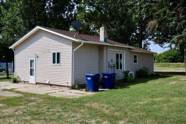 1960 single family home for sale at 205 9th Avenue E in Lisbon, ND — 3 bed, 2 bath (photo 8 of 31)