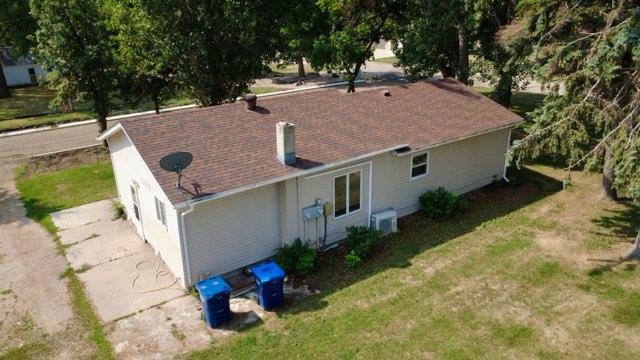 1960 single family home for sale at 205 9th Avenue E in Lisbon, ND — 3 bed, 2 bath (photo 10 of 31)