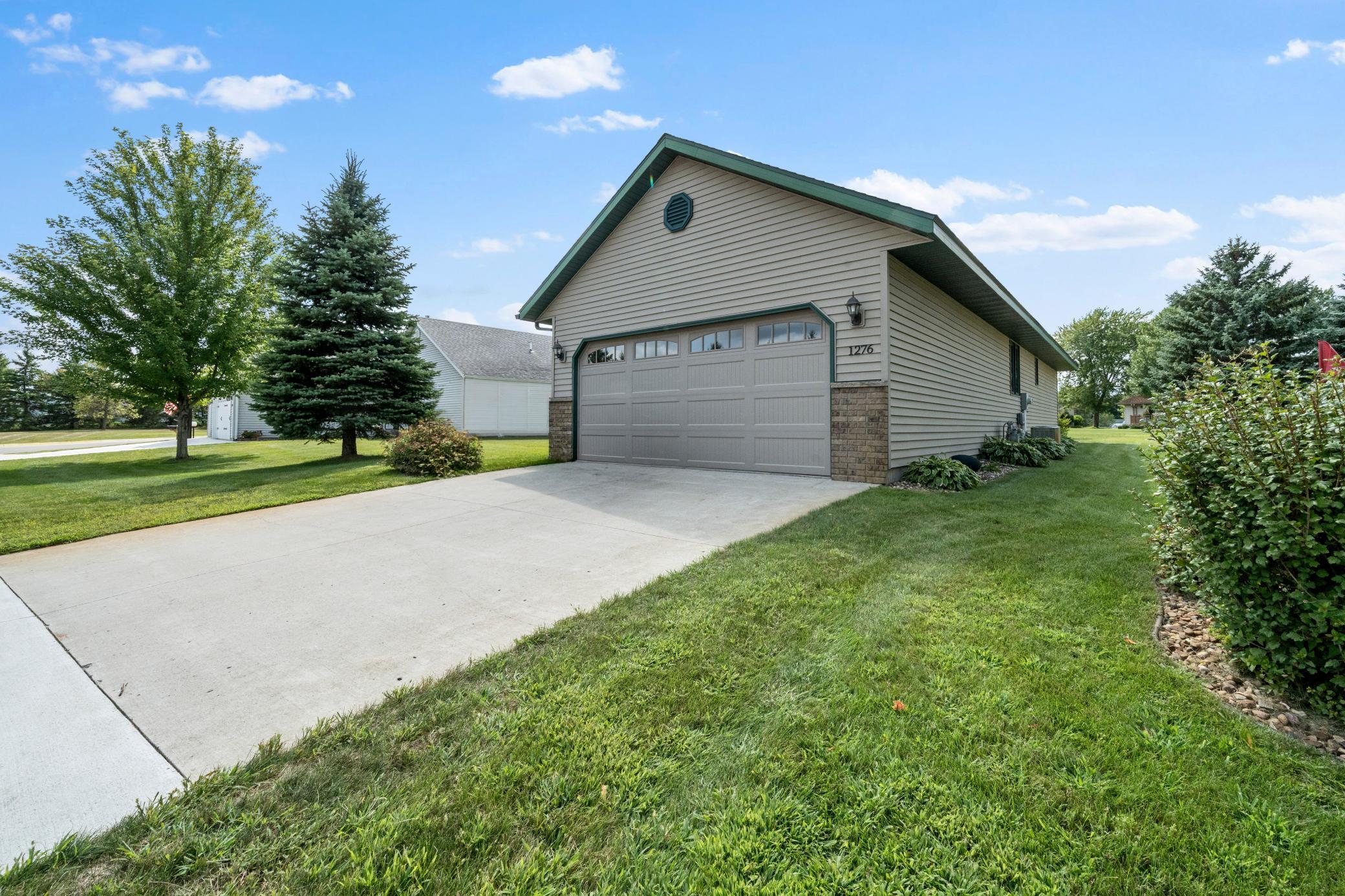 1998 single family home for sale at 1276 Westbrook Circle in Alexandria, MN — 2 bed, 3 bath (photo 3 of 52)