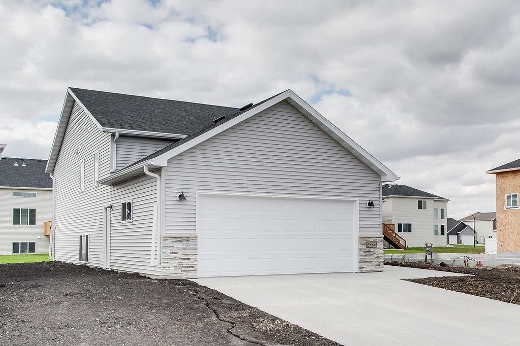 2026 single family home for sale at 6739 Selkirk Drive S in Fargo, ND — 4 bed, 3 bath (photo 2 of 43)