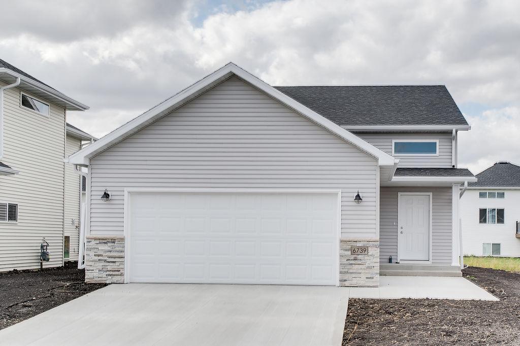 2026 single family home for sale at 6739 Selkirk Drive S in Fargo, ND — 4 bed, 3 bath (photo 3 of 43)