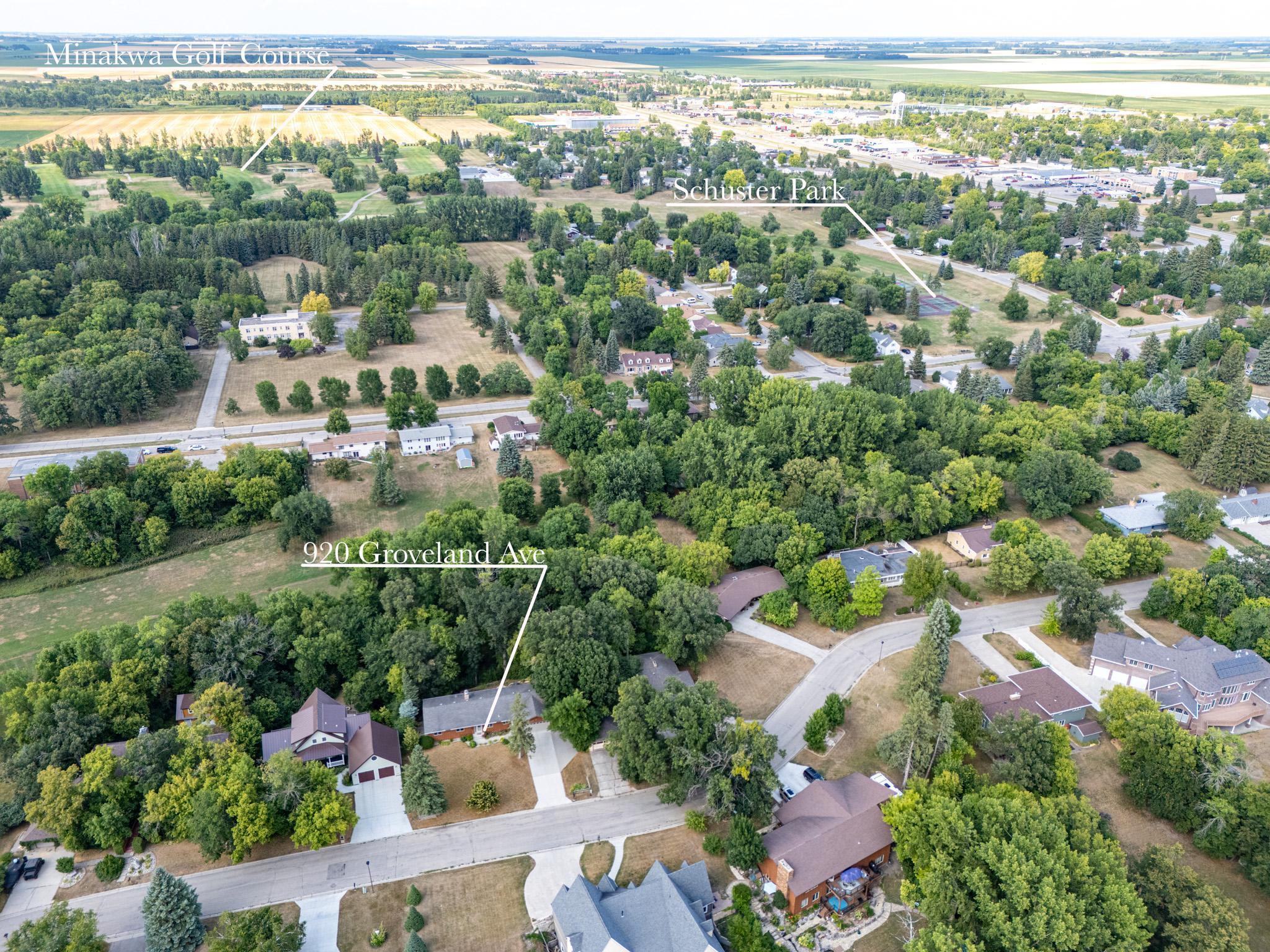 1976 single family home for sale at 920 Groveland Avenue in Crookston, MN — 4 bed, 3 bath (photo 2 of 48)