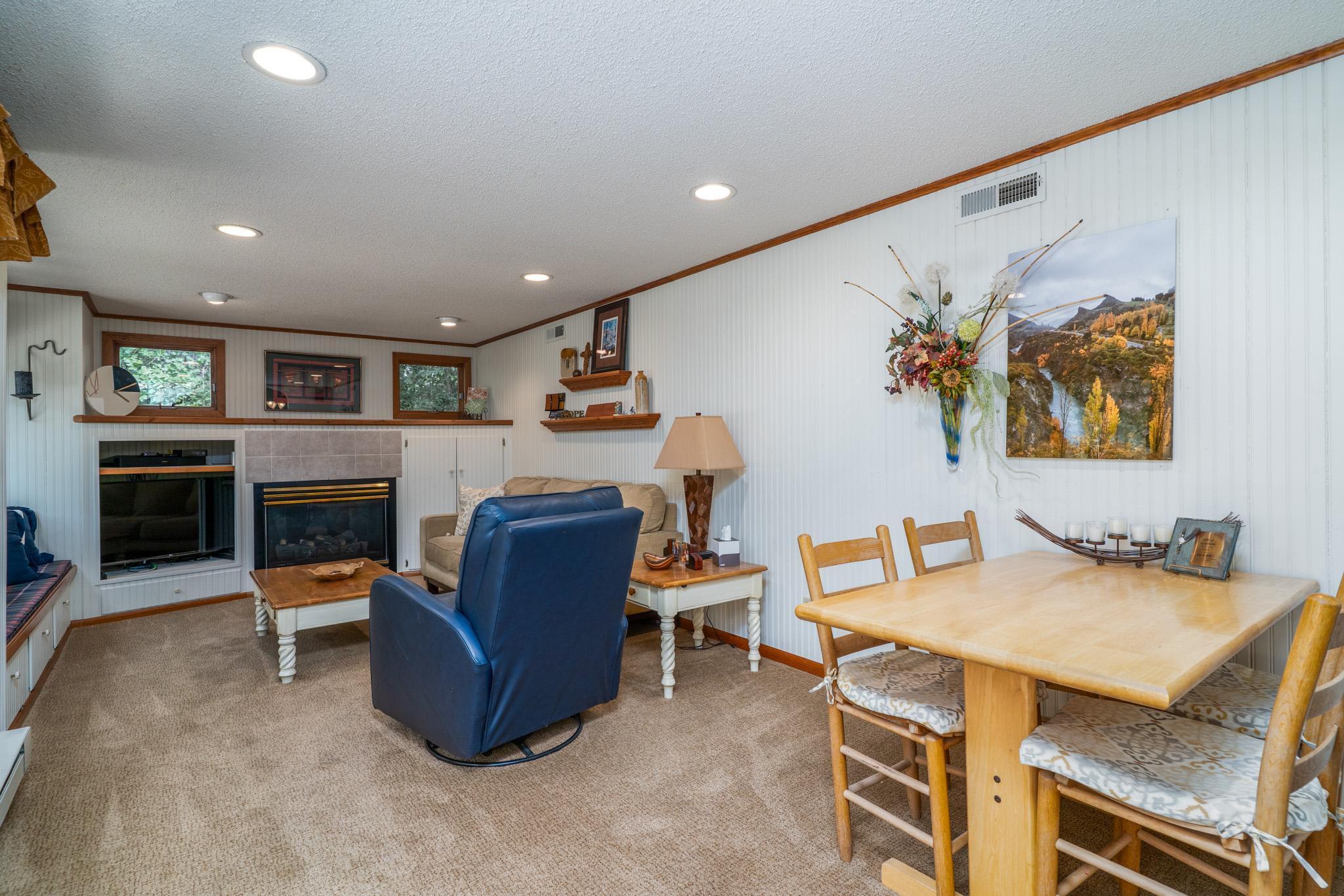 1976 single family home for sale at 920 Groveland Avenue in Crookston, MN — 4 bed, 3 bath (photo 11 of 48)