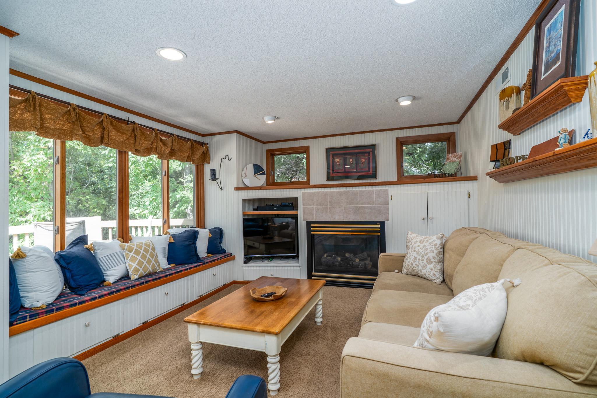 1976 single family home for sale at 920 Groveland Avenue in Crookston, MN — 4 bed, 3 bath (photo 12 of 48)