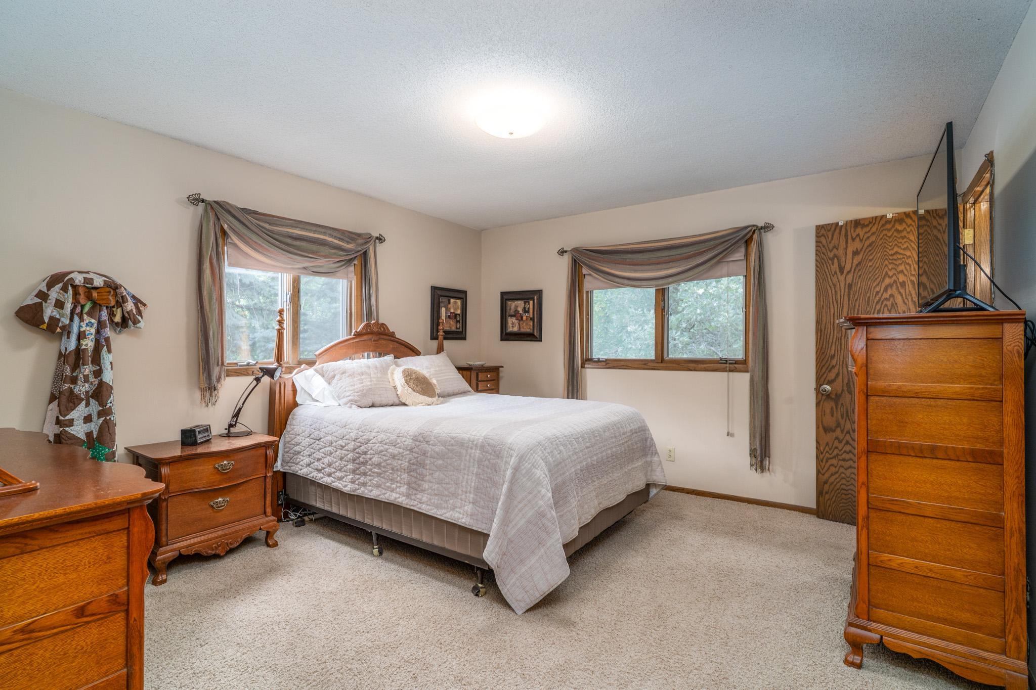 1976 single family home for sale at 920 Groveland Avenue in Crookston, MN — 4 bed, 3 bath (photo 14 of 48)