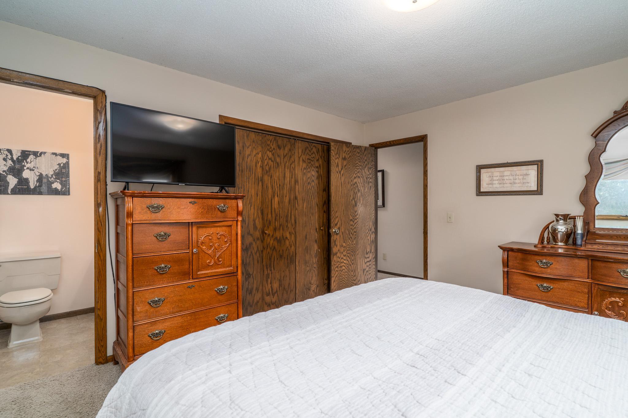 1976 single family home for sale at 920 Groveland Avenue in Crookston, MN — 4 bed, 3 bath (photo 15 of 48)