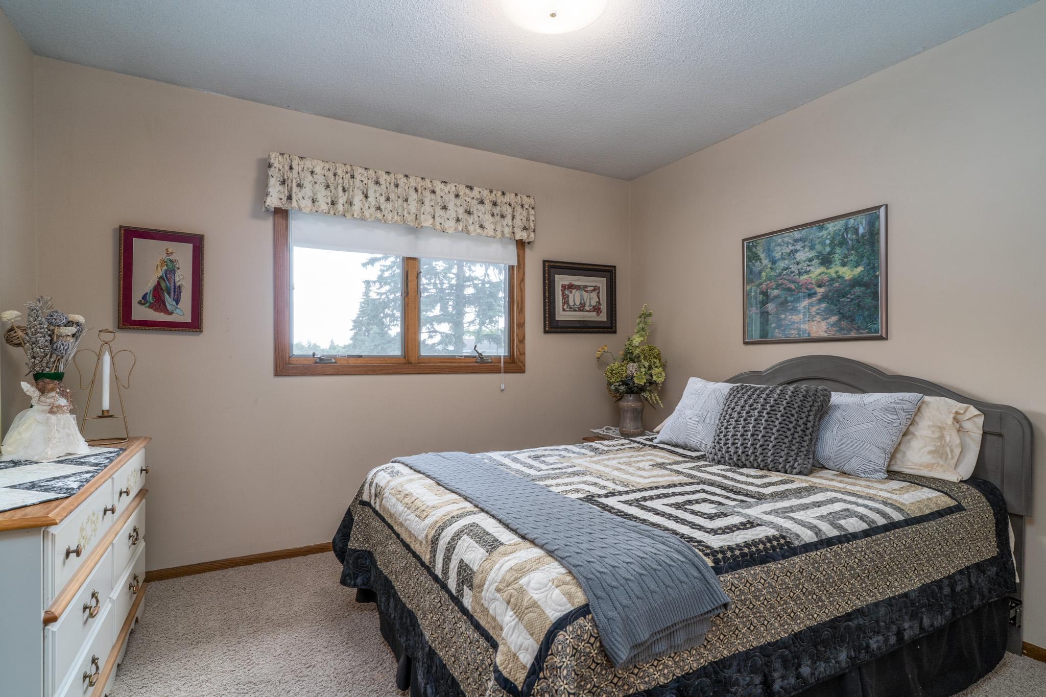 1976 single family home for sale at 920 Groveland Avenue in Crookston, MN — 4 bed, 3 bath (photo 19 of 48)