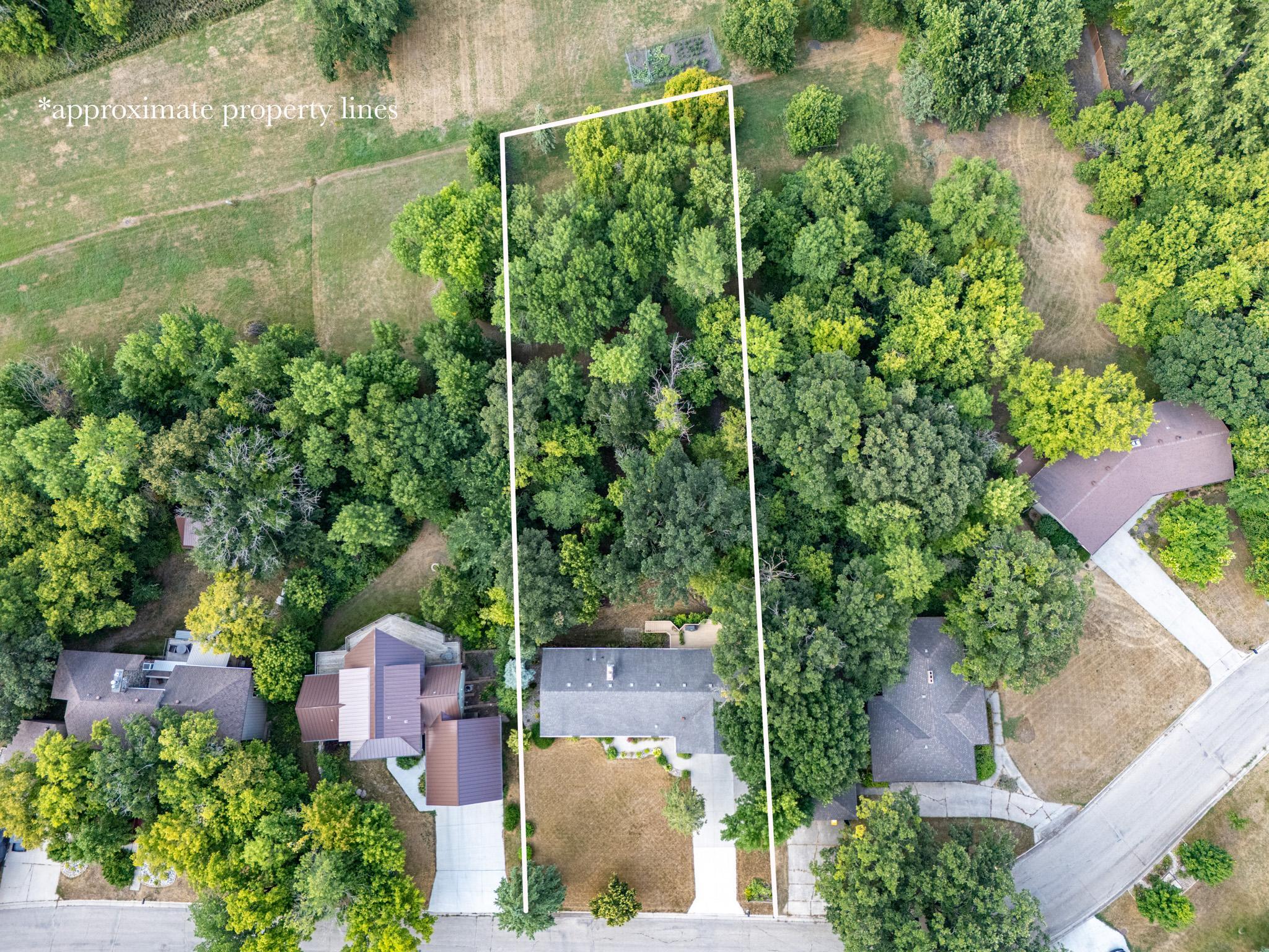 1976 single family home for sale at 920 Groveland Avenue in Crookston, MN — 4 bed, 3 bath (photo 3 of 48)