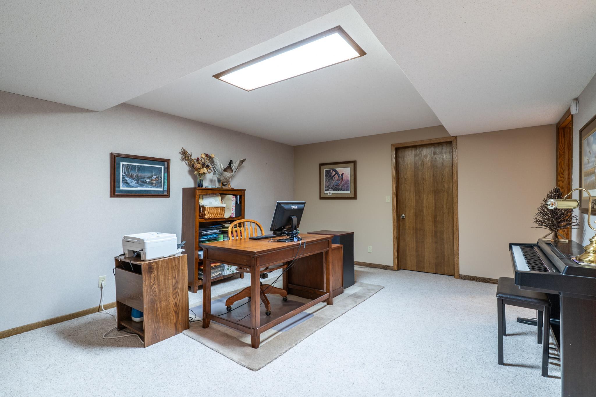 1976 single family home for sale at 920 Groveland Avenue in Crookston, MN — 4 bed, 3 bath (photo 25 of 48)