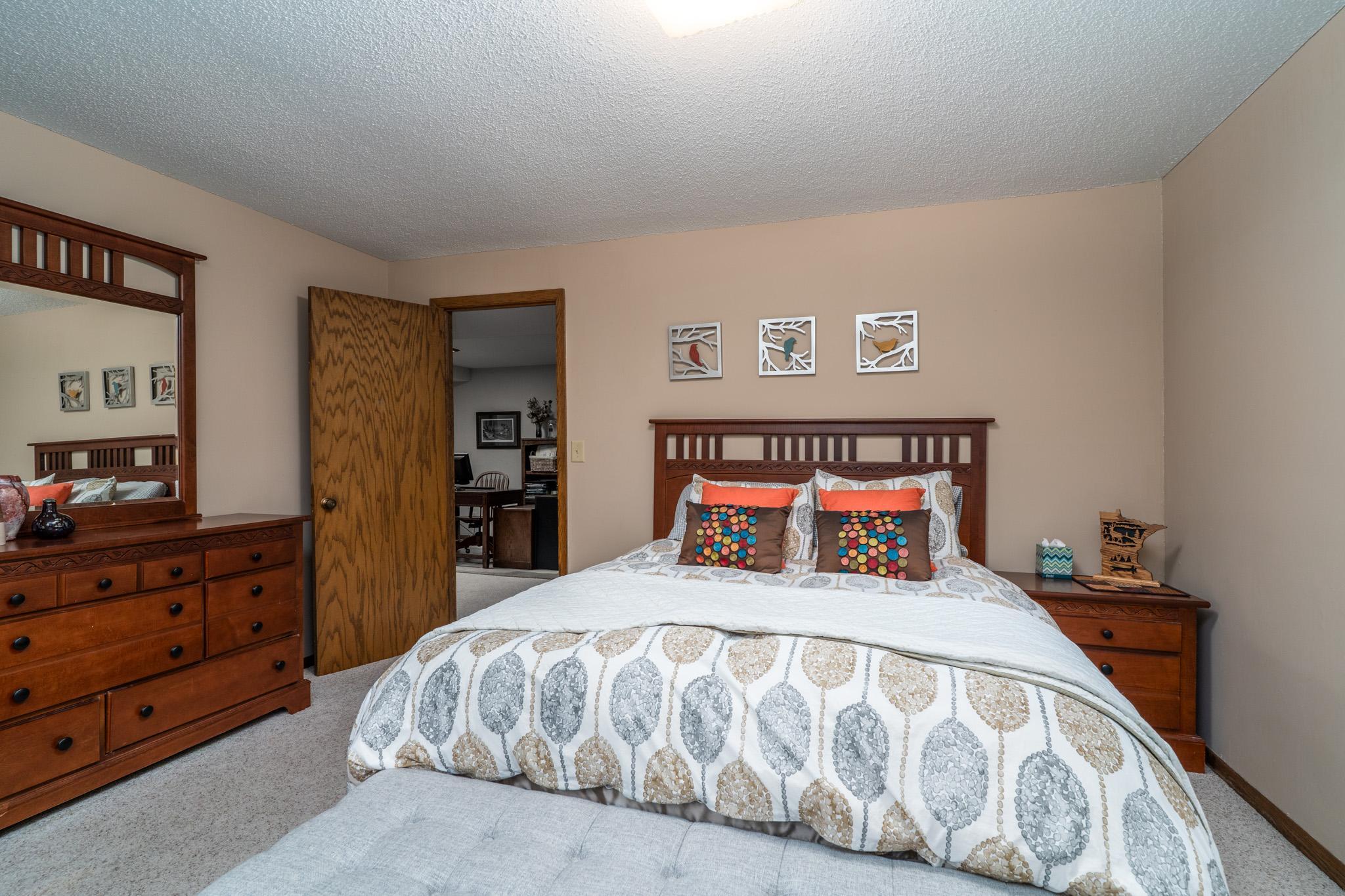 1976 single family home for sale at 920 Groveland Avenue in Crookston, MN — 4 bed, 3 bath (photo 28 of 48)