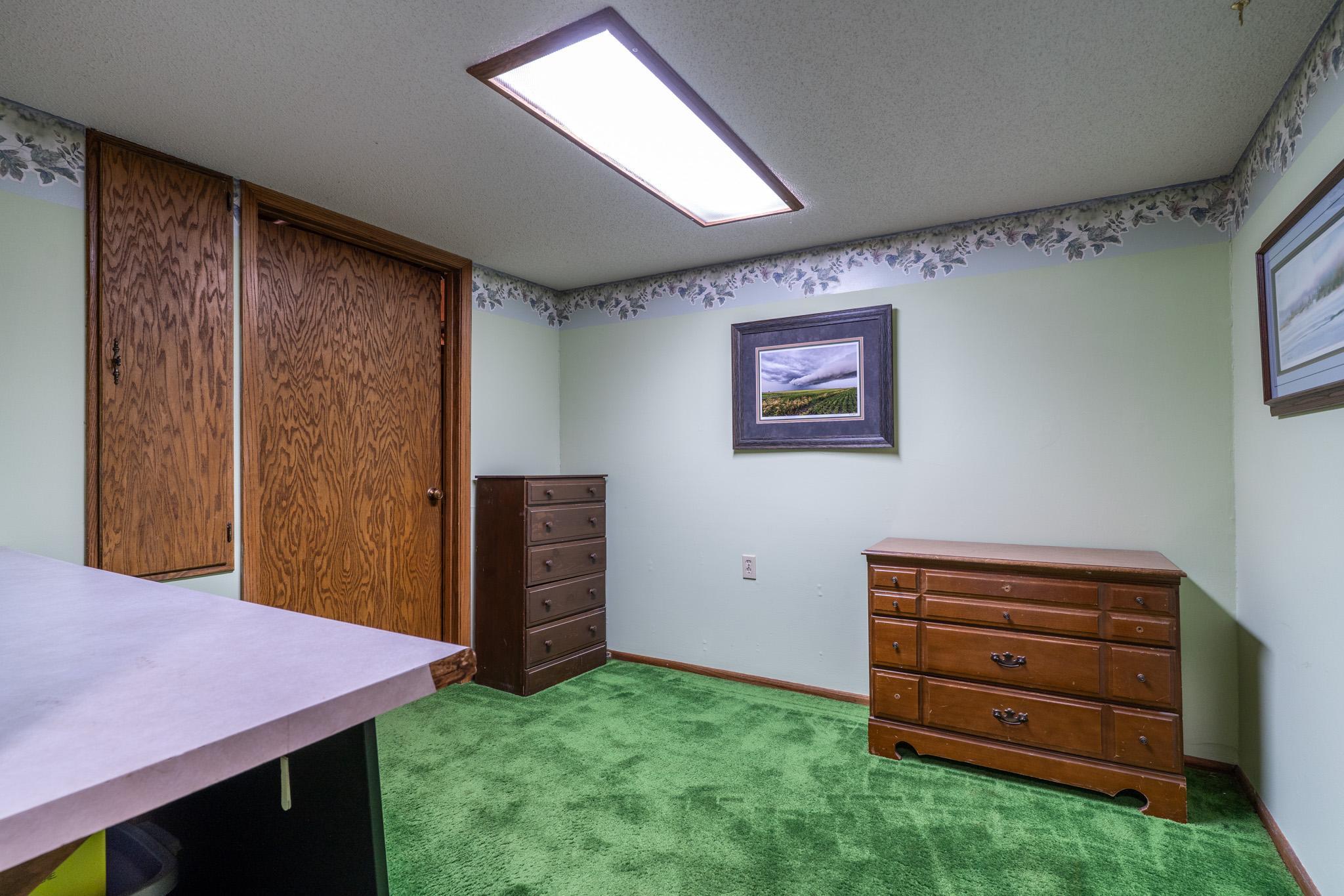 1976 single family home for sale at 920 Groveland Avenue in Crookston, MN — 4 bed, 3 bath (photo 32 of 48)