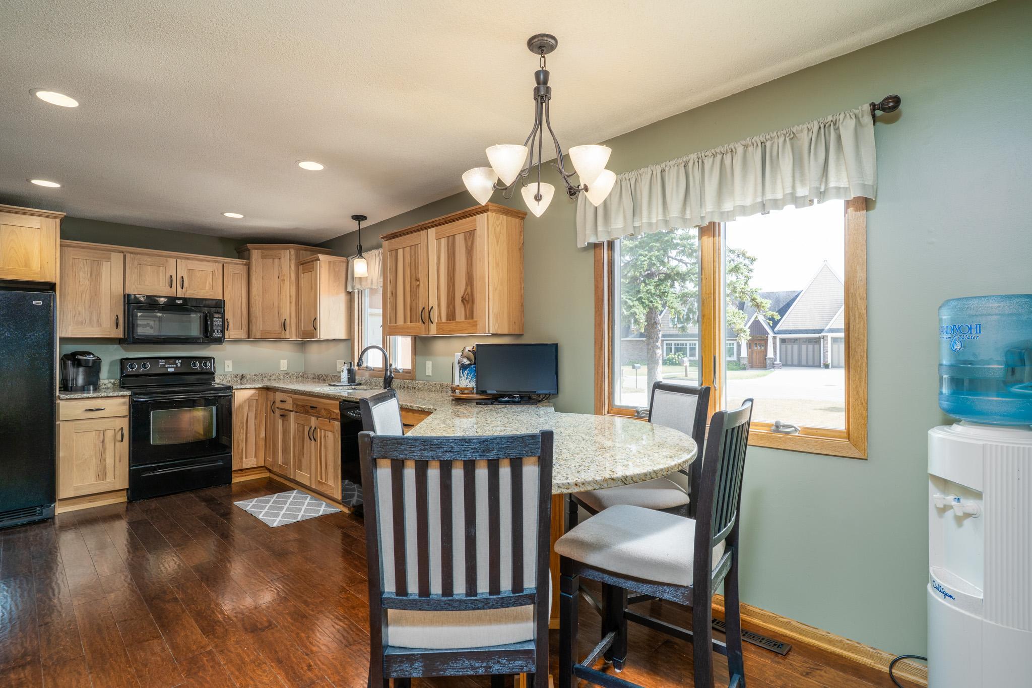 1976 single family home for sale at 920 Groveland Avenue in Crookston, MN — 4 bed, 3 bath (photo 5 of 48)