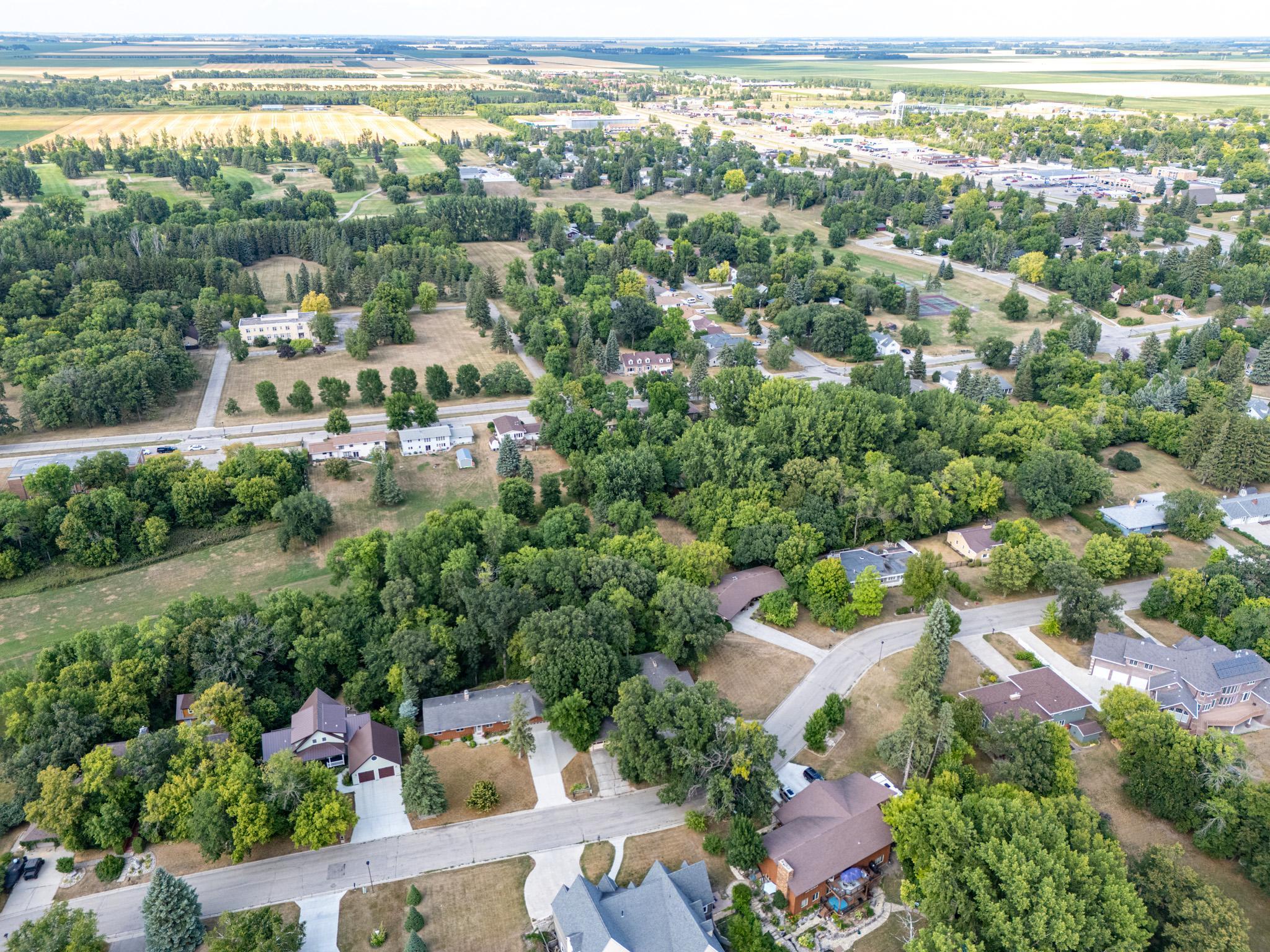 1976 single family home for sale at 920 Groveland Avenue in Crookston, MN — 4 bed, 3 bath (photo 42 of 48)