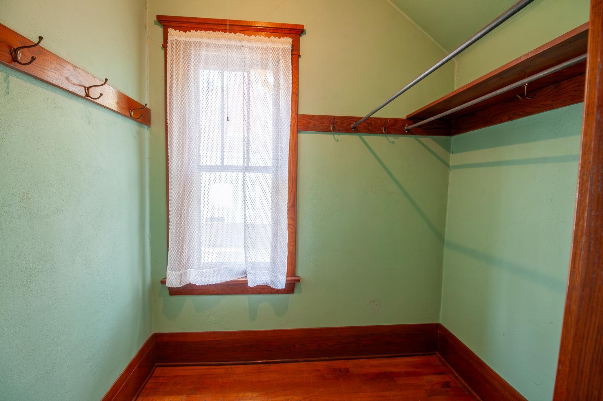 1921 single family home for sale at 622 S Union Avenue in Fergus Falls, MN — 5 bed, 3 bath (photo 19 of 34)