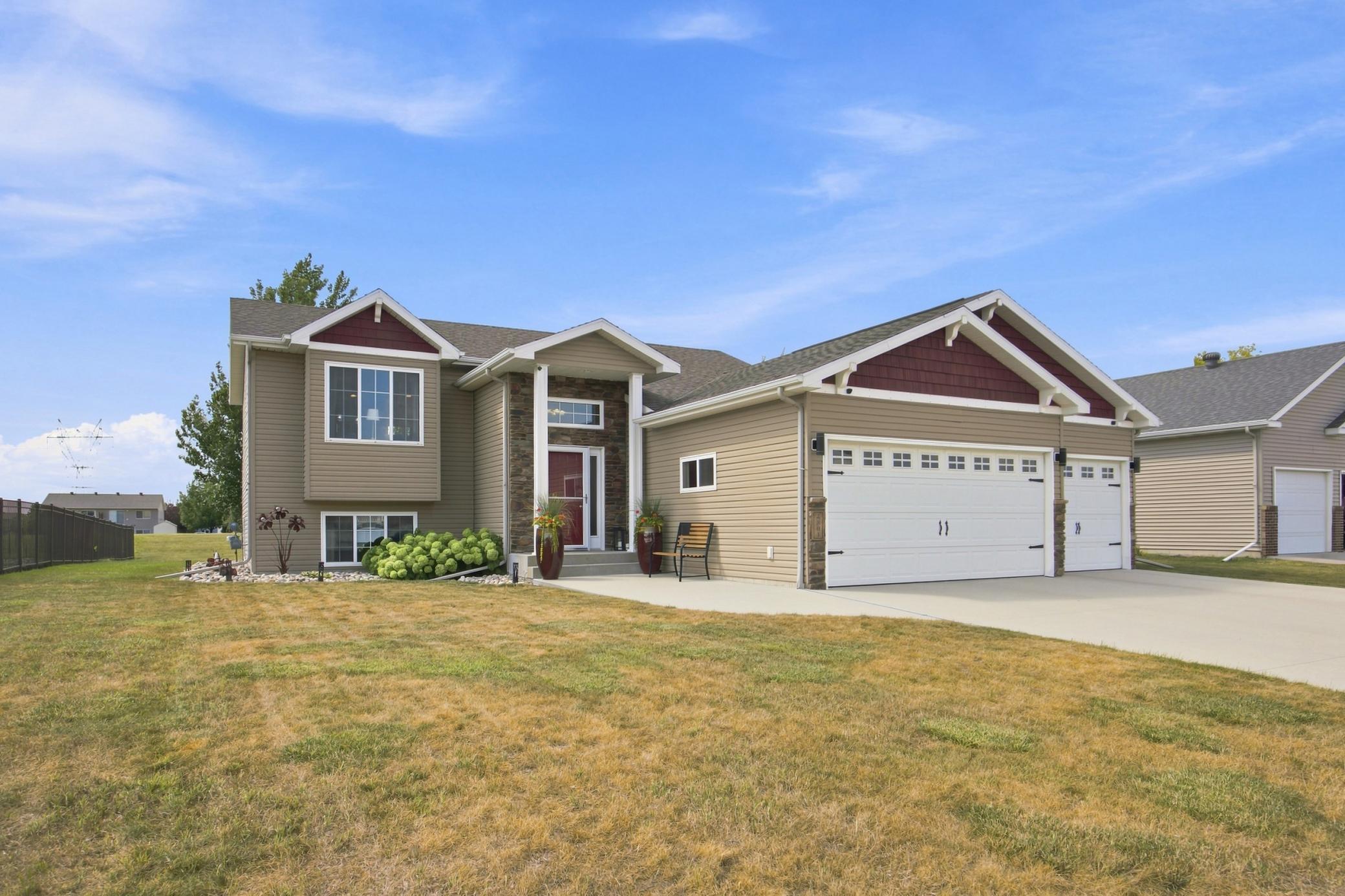 2008 single family home for sale at 4801 Lavonne Court S in Fargo, ND — 4 bed, 3 bath (photo 2 of 39)