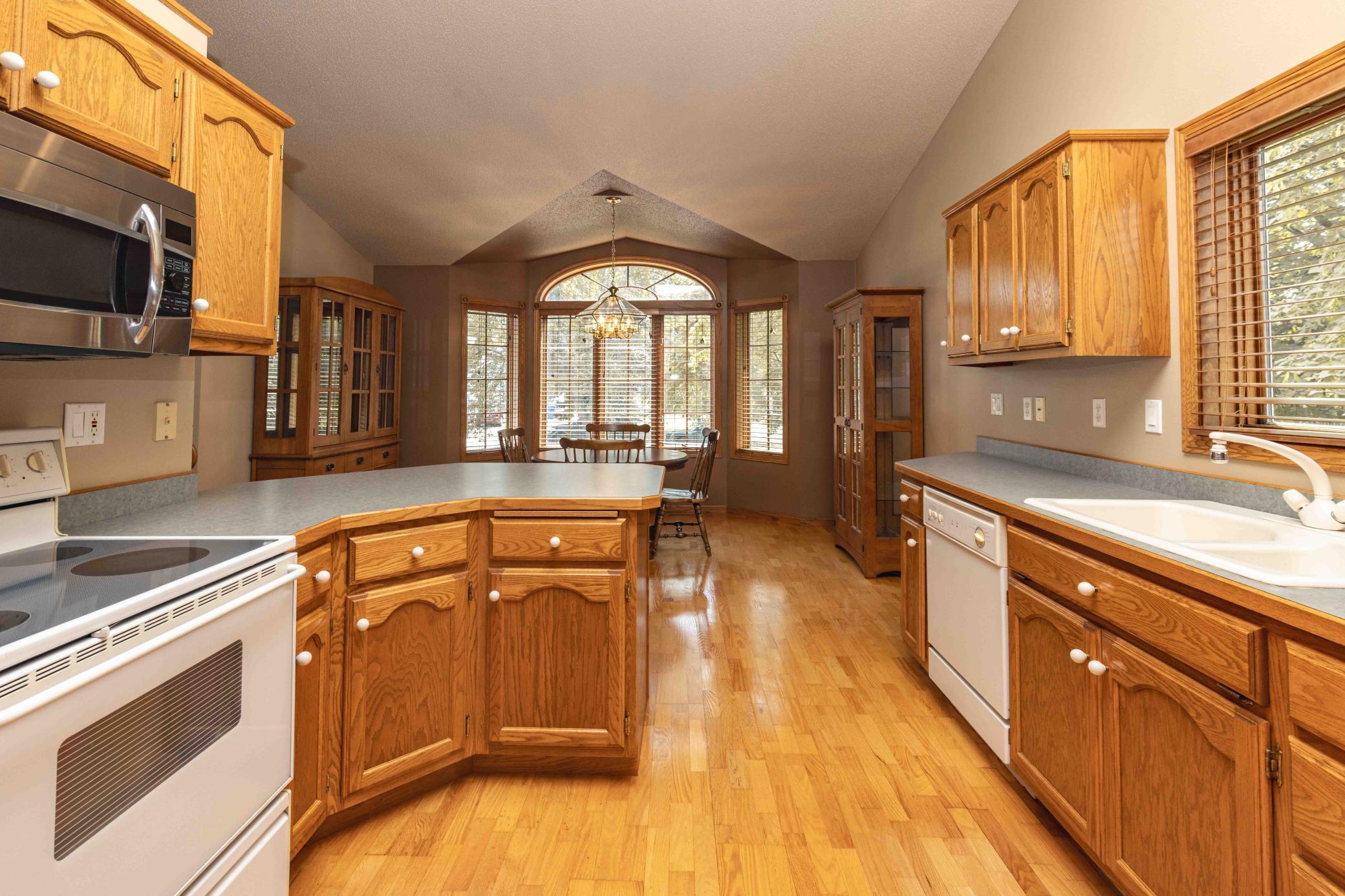 1996 single family home for sale at 811 4th Avenue NE in Barnesville, MN — 5 bed, 3 bath (photo 3 of 9)