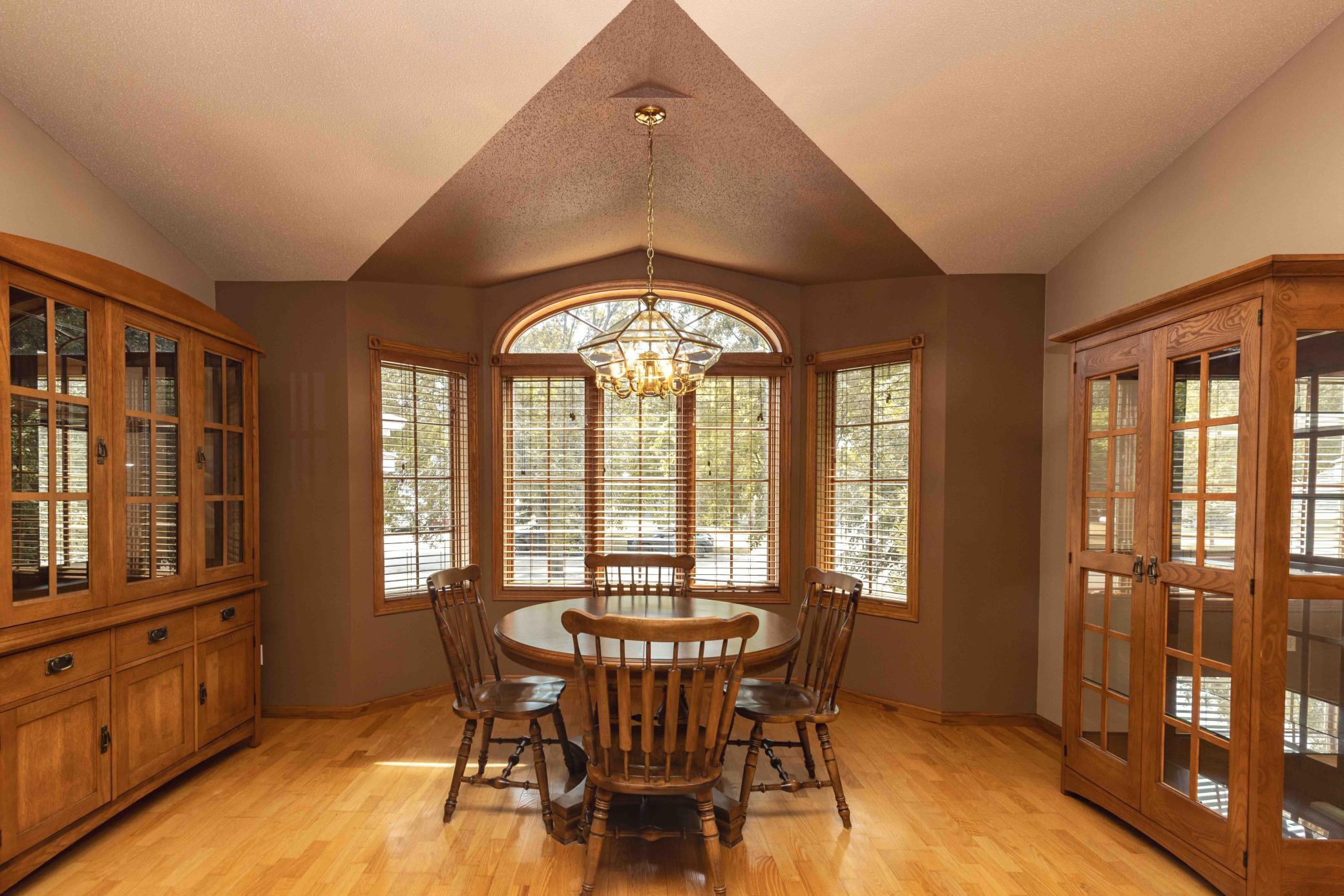 1996 single family home for sale at 811 4th Avenue NE in Barnesville, MN — 5 bed, 3 bath (photo 4 of 9)