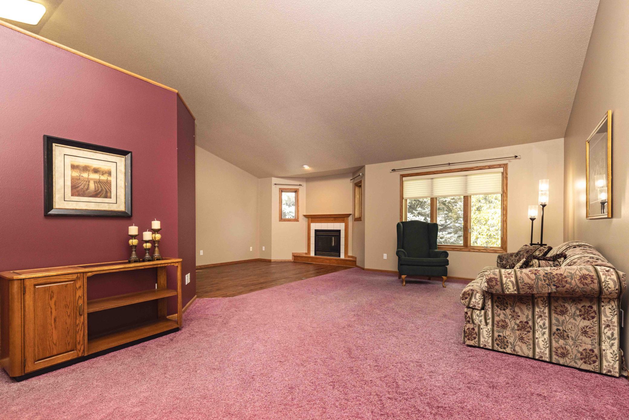 1996 single family home for sale at 811 4th Avenue NE in Barnesville, MN — 5 bed, 3 bath (photo 5 of 9)