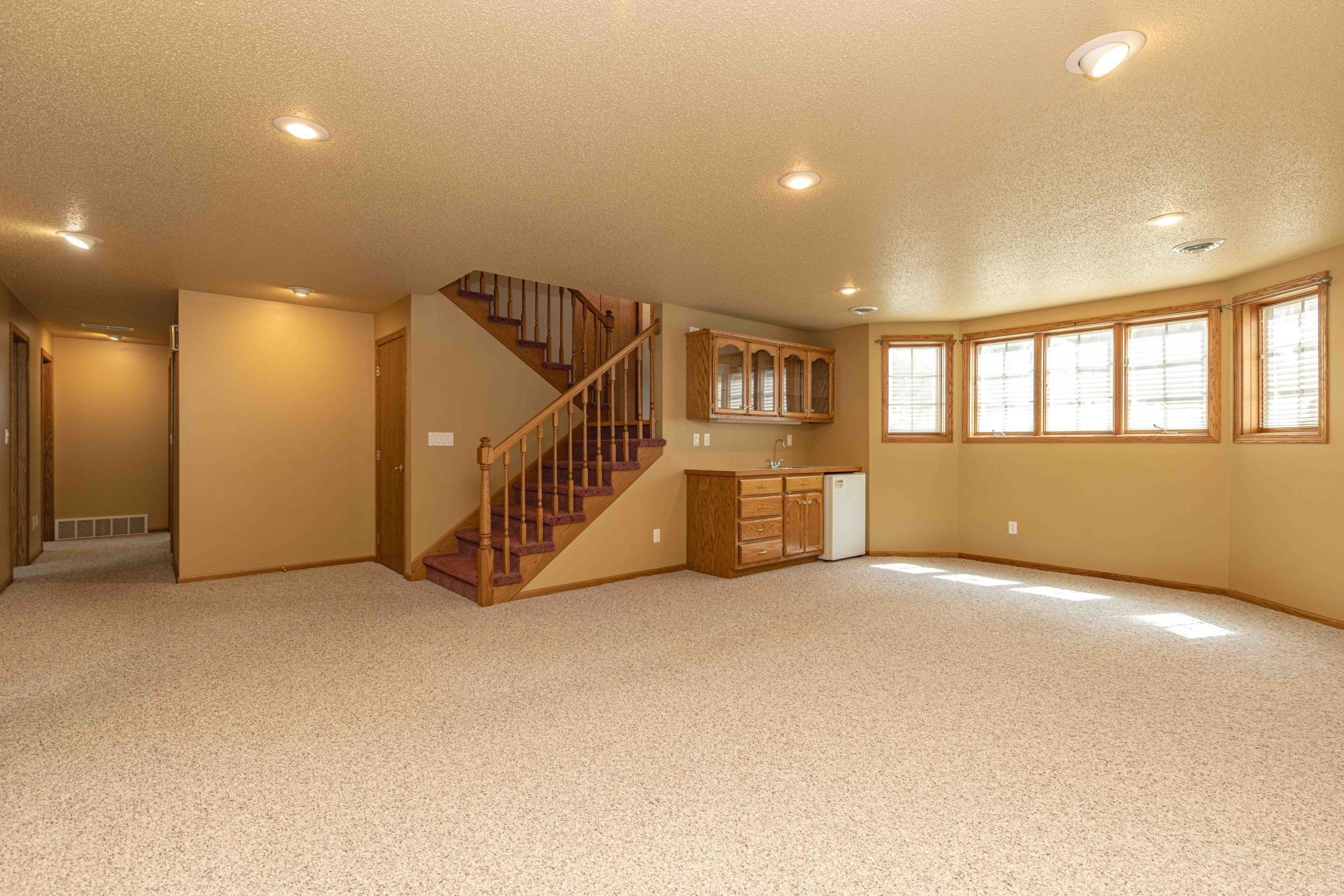 1996 single family home for sale at 811 4th Avenue NE in Barnesville, MN — 5 bed, 3 bath (photo 6 of 9)