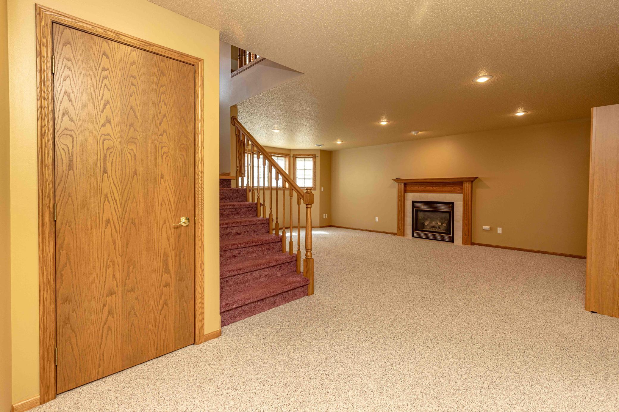 1996 single family home for sale at 811 4th Avenue NE in Barnesville, MN — 5 bed, 3 bath (photo 8 of 9)