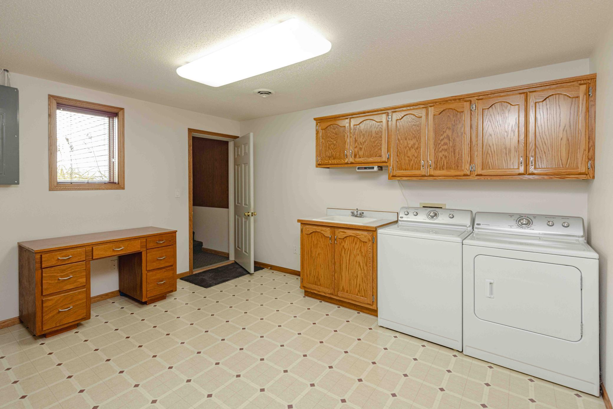 1996 single family home for sale at 811 4th Avenue NE in Barnesville, MN — 5 bed, 3 bath (photo 9 of 9)